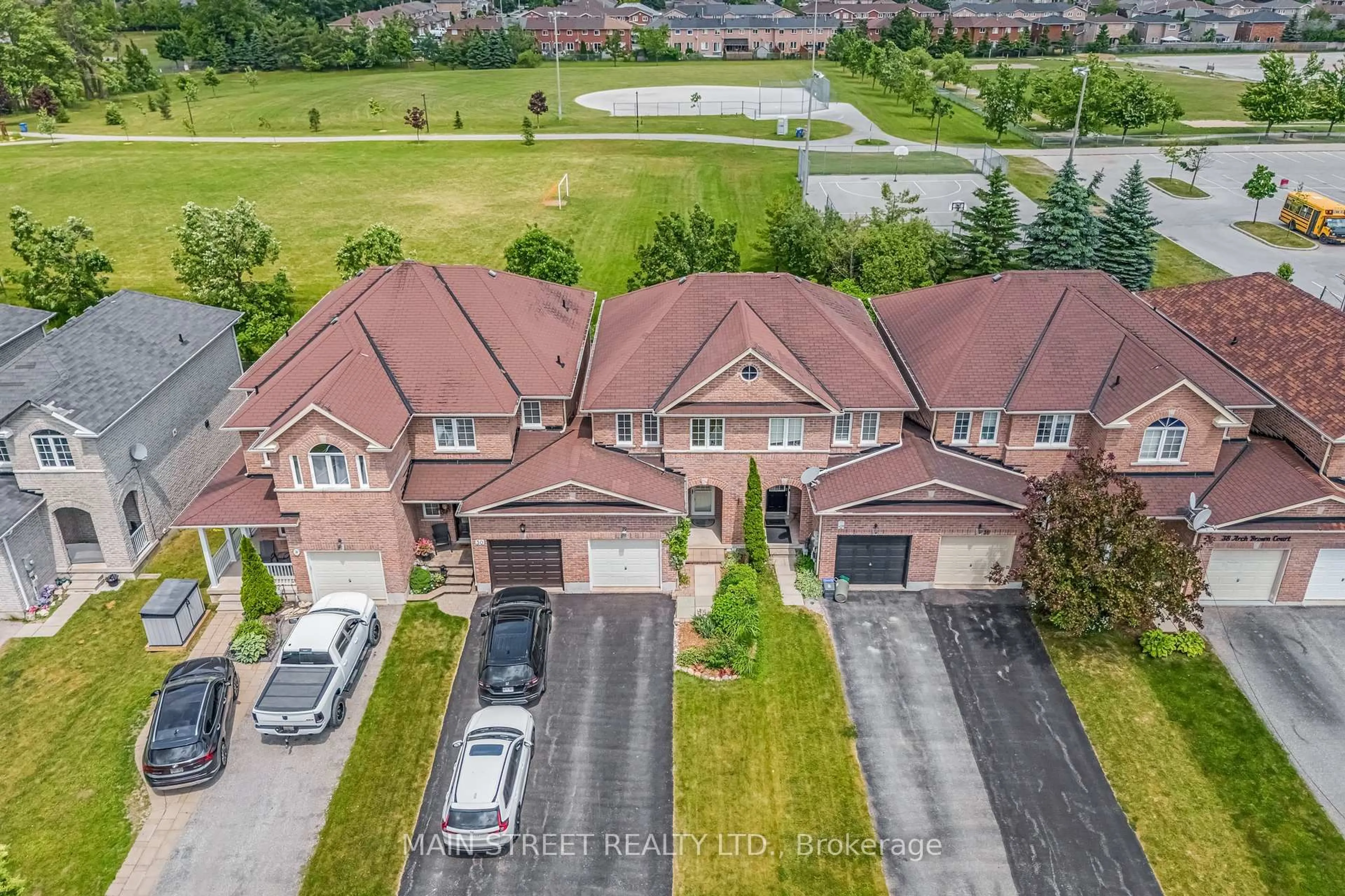 A pic from outside/outdoor area/front of a property/back of a property/a pic from drone, street for 32 Arch Brown Crt, Barrie Ontario L4M 0C6