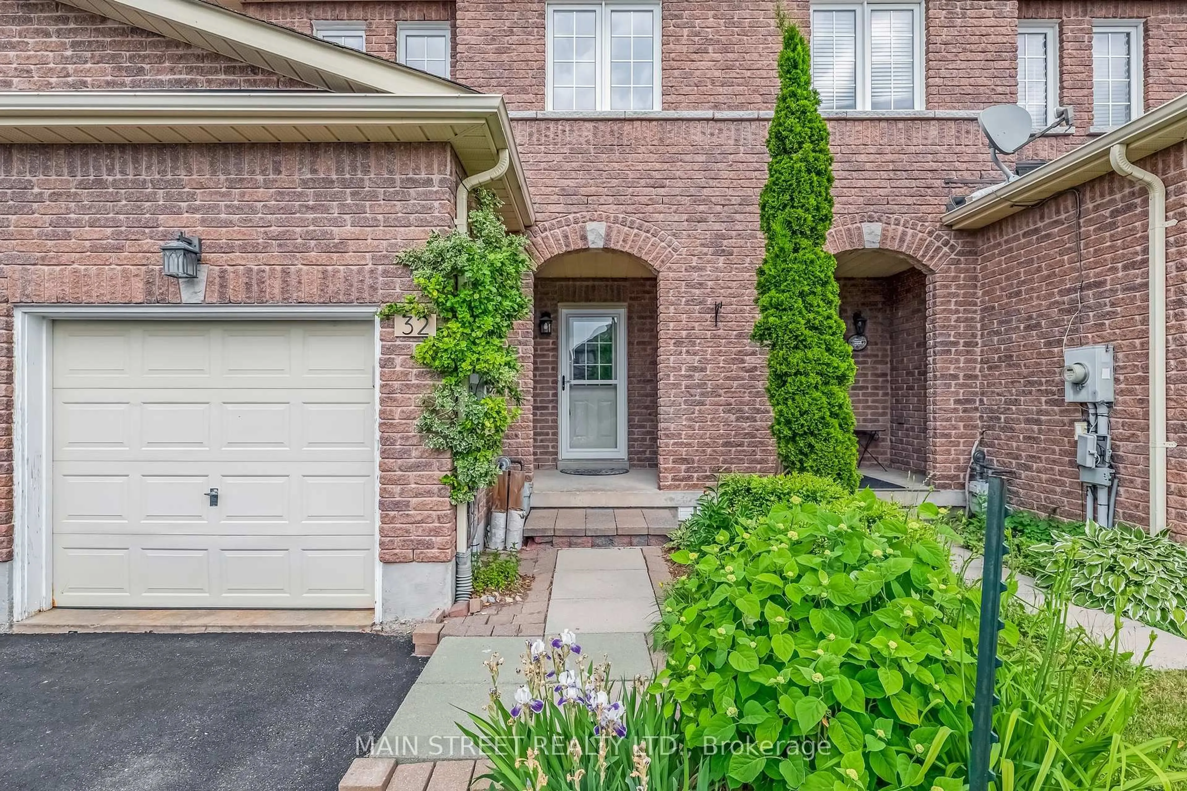 Home with brick exterior material, street for 32 Arch Brown Crt, Barrie Ontario L4M 0C6