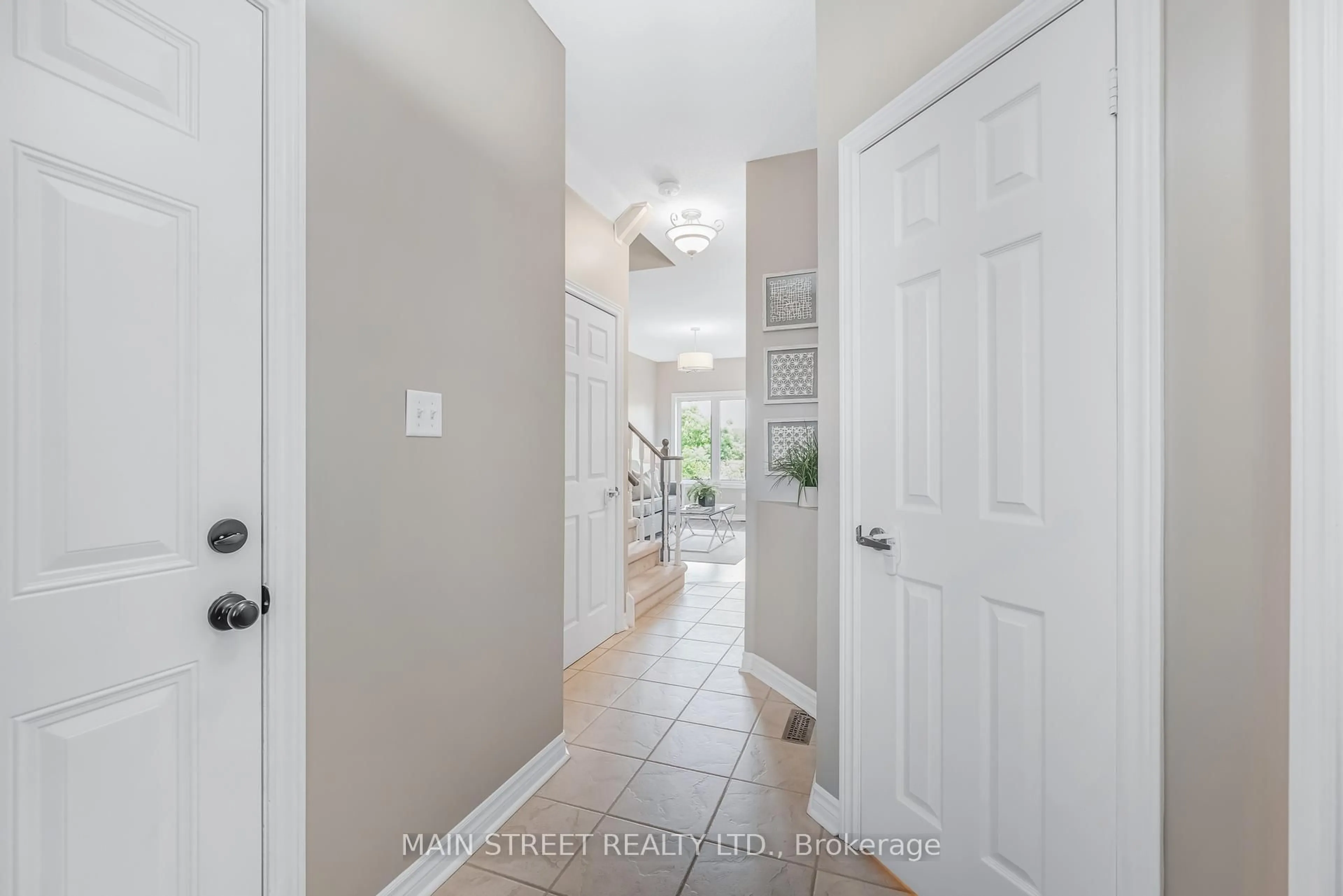 Indoor entryway for 32 Arch Brown Crt, Barrie Ontario L4M 0C6