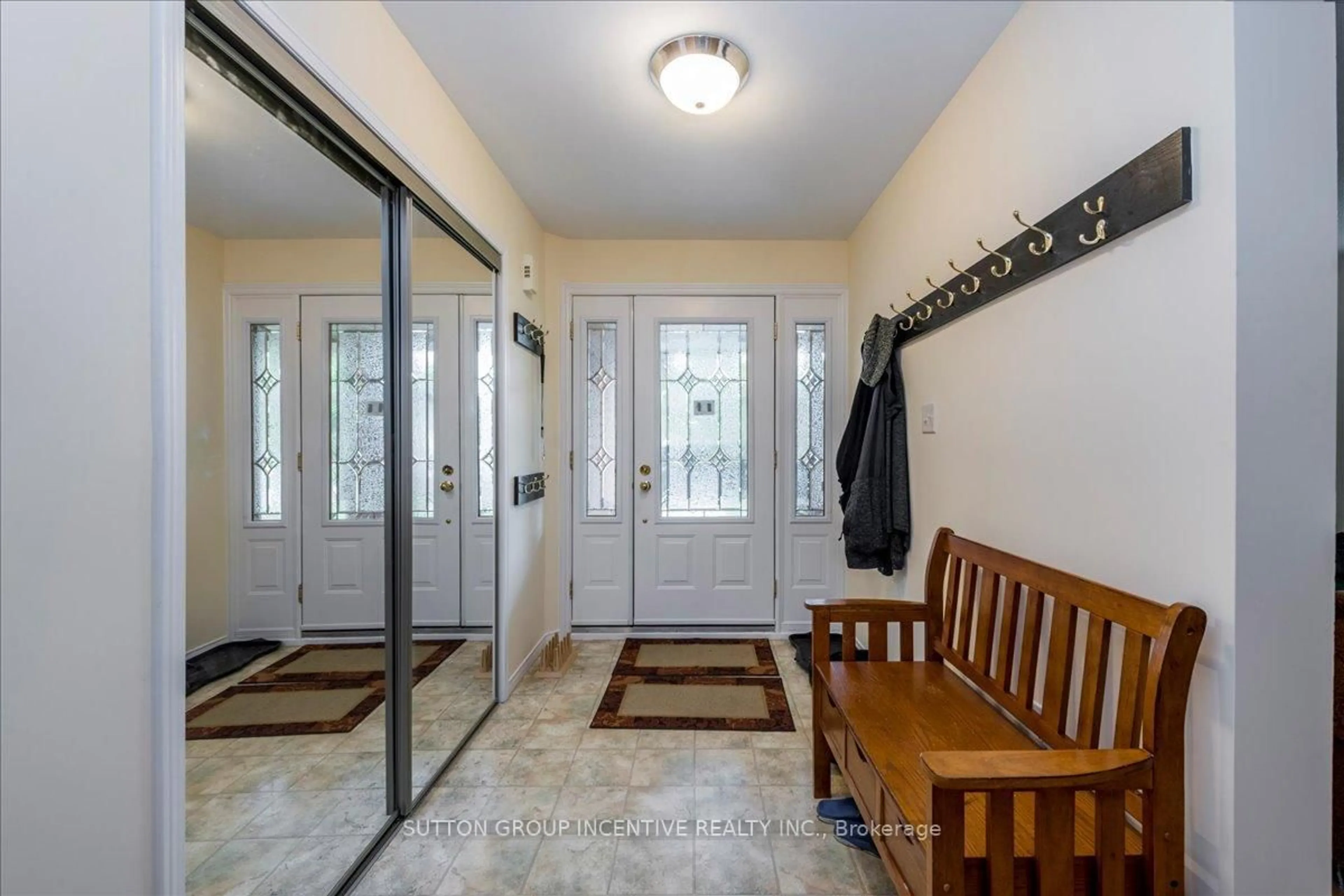 Indoor entryway for 20 Brighton Rd, Barrie Ontario L4M 6S5
