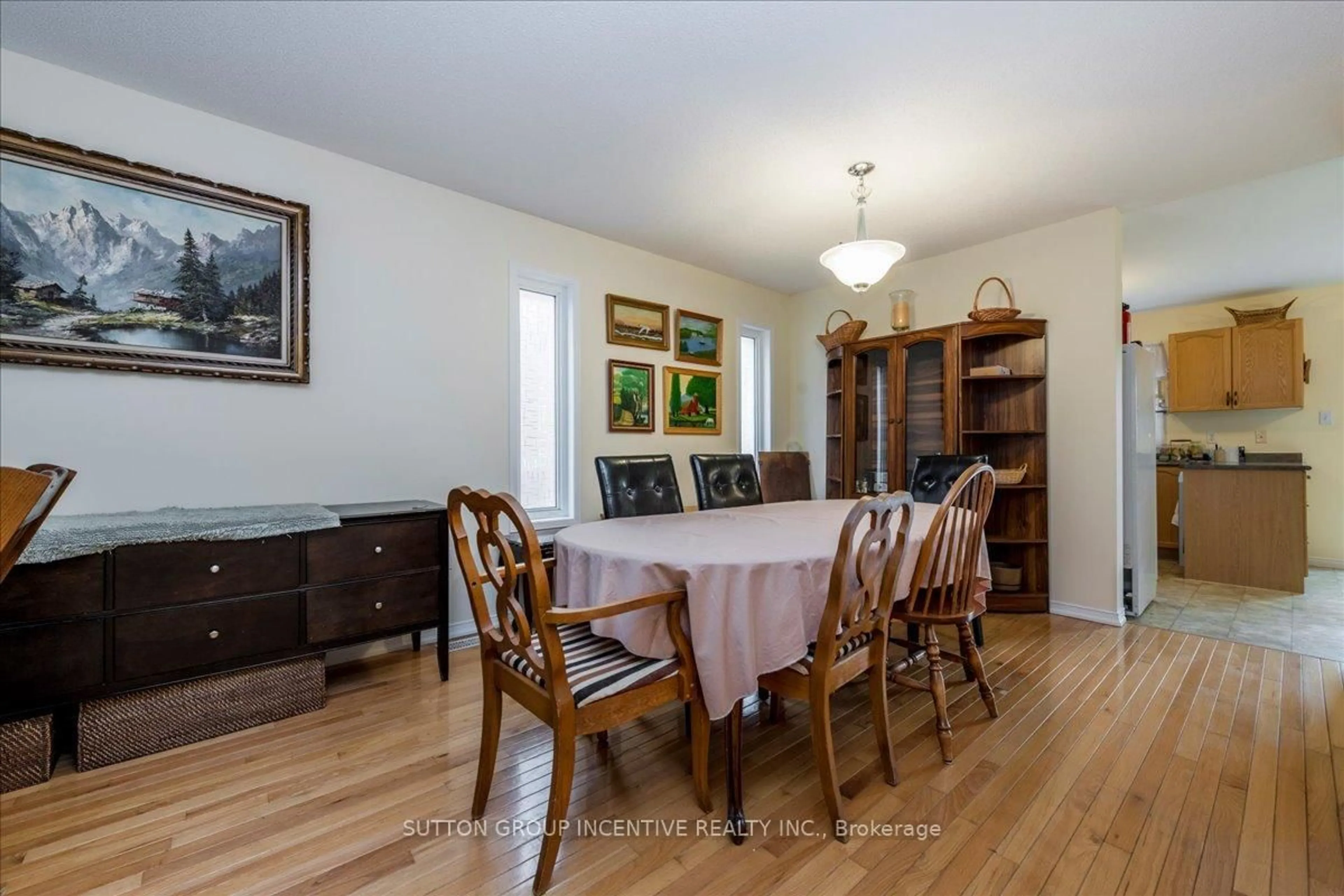 Dining room, wood/laminate floor for 20 Brighton Rd, Barrie Ontario L4M 6S5
