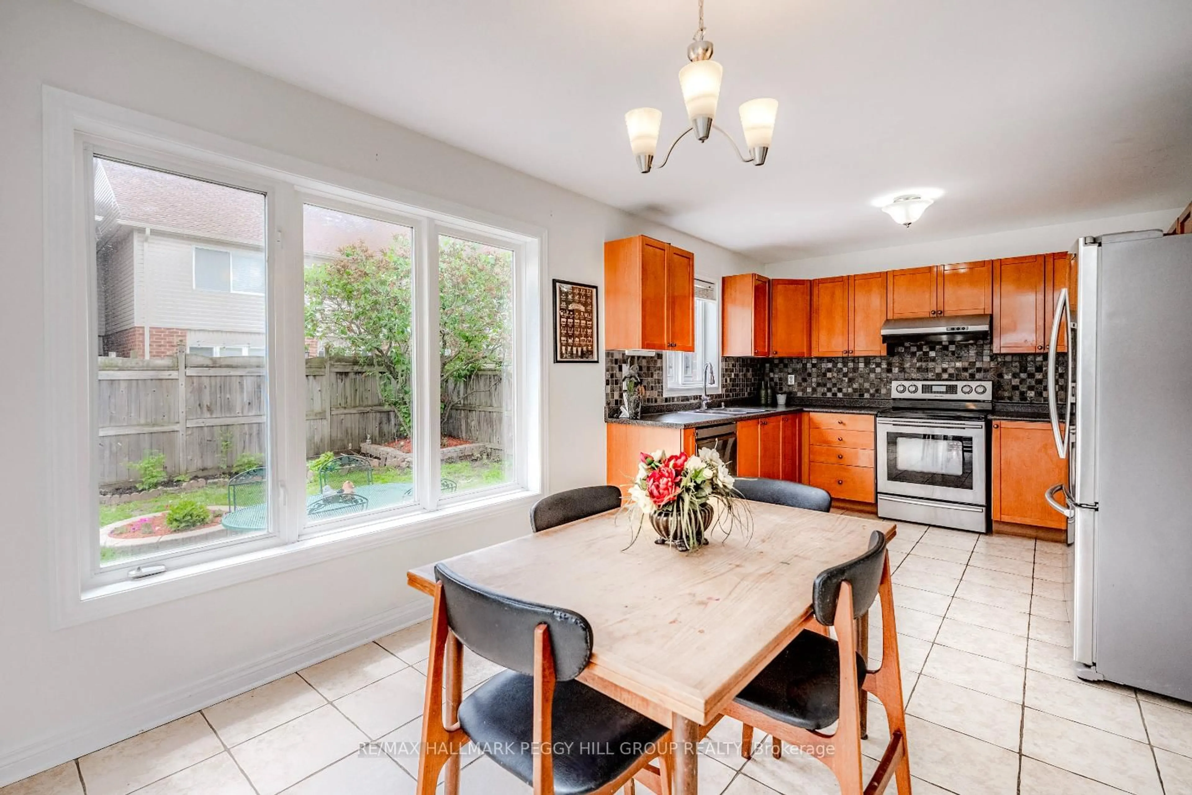 Open concept kitchen, ceramic/tile floor for 29 Brookwood Dr, Barrie Ontario L4N 0Z1