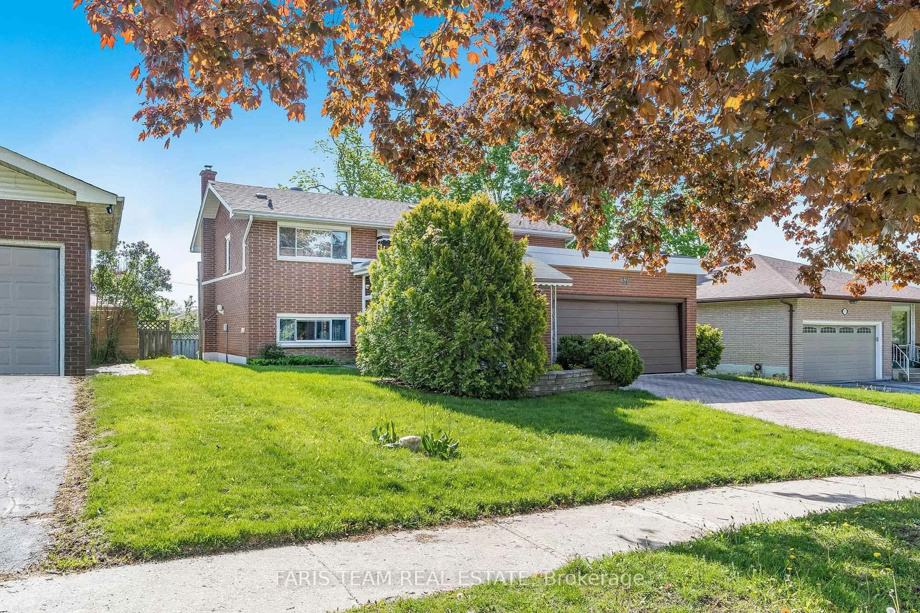 Home with vinyl exterior material, street for 37 Varden Ave, Barrie Ontario L4M 4P2
