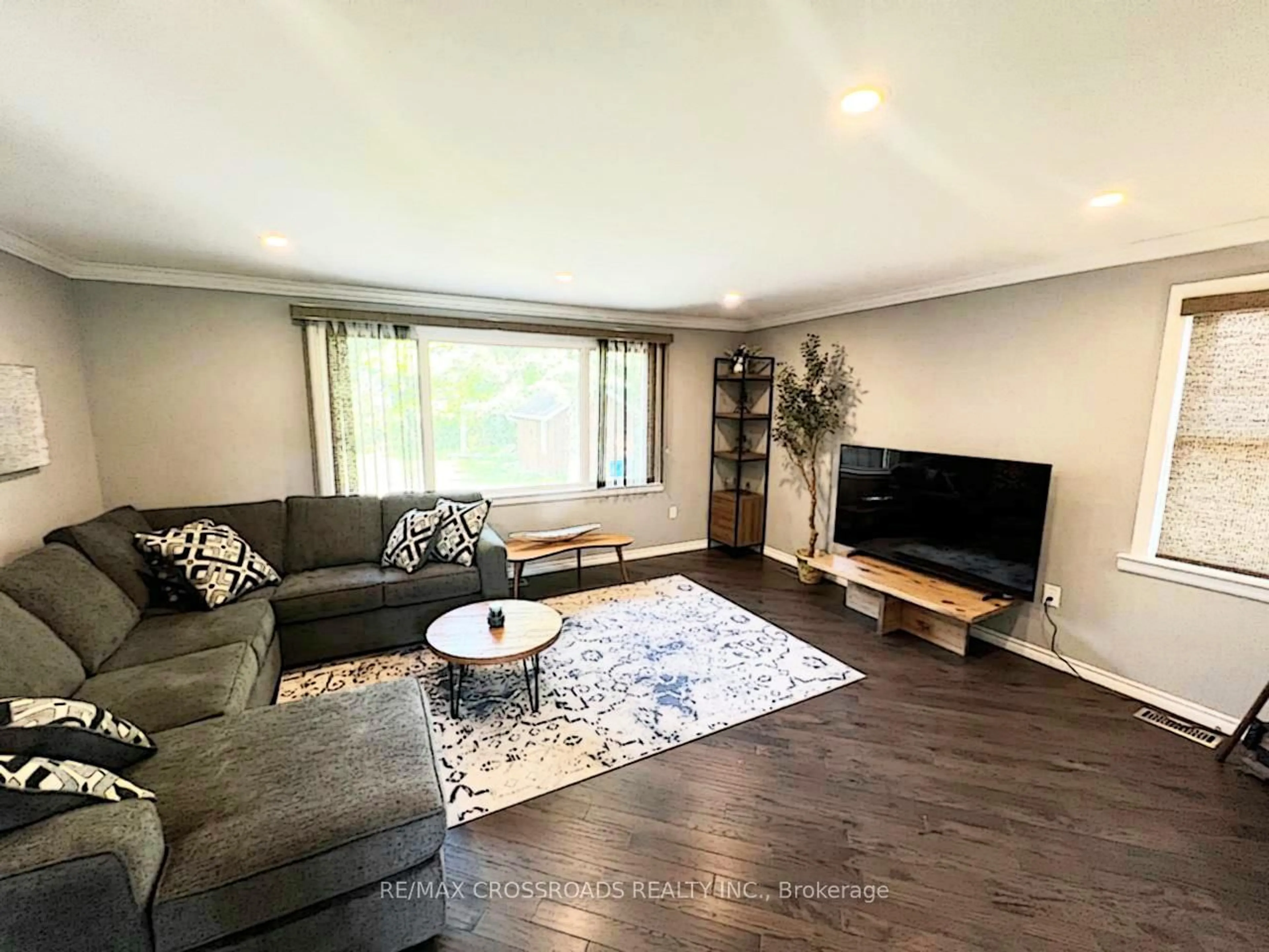 Living room with furniture, wood/laminate floor for 105 Bayview Dr, Barrie Ontario L4N 3P3