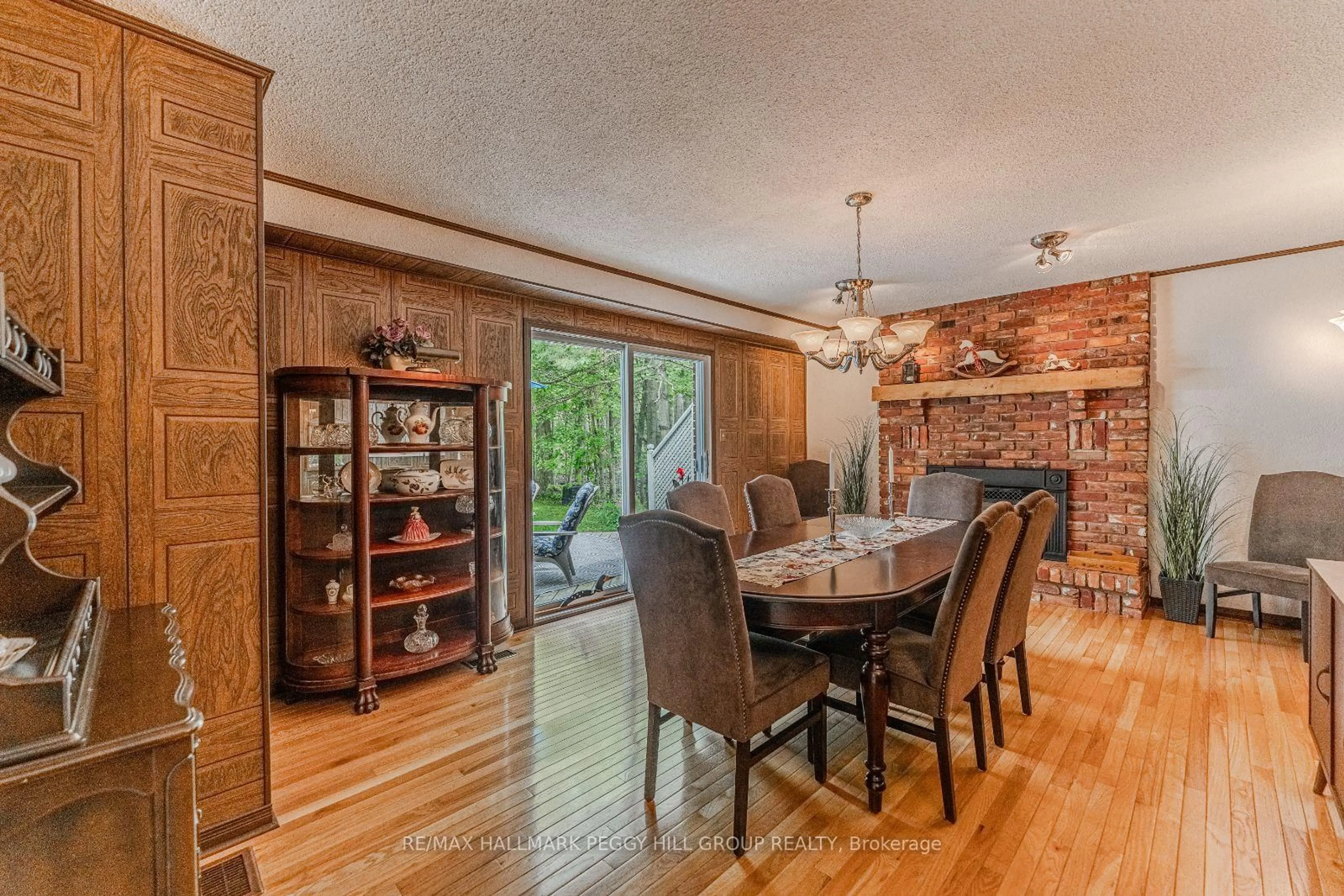Dining room, wood/laminate floor for 102 Tudhope Blvd, Oro-Medonte Ontario L0L 1T0