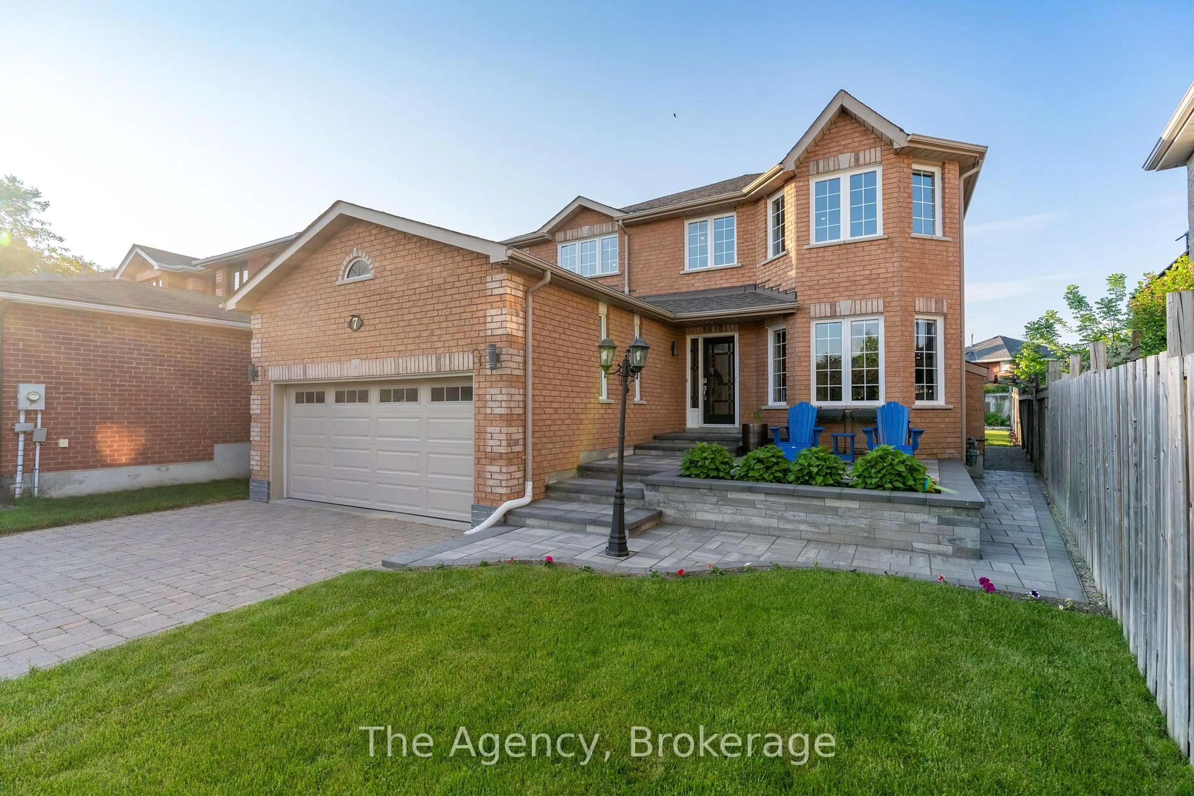 Home with brick exterior material, street for 7 Higgin Crt, Barrie Ontario L4N 0R1