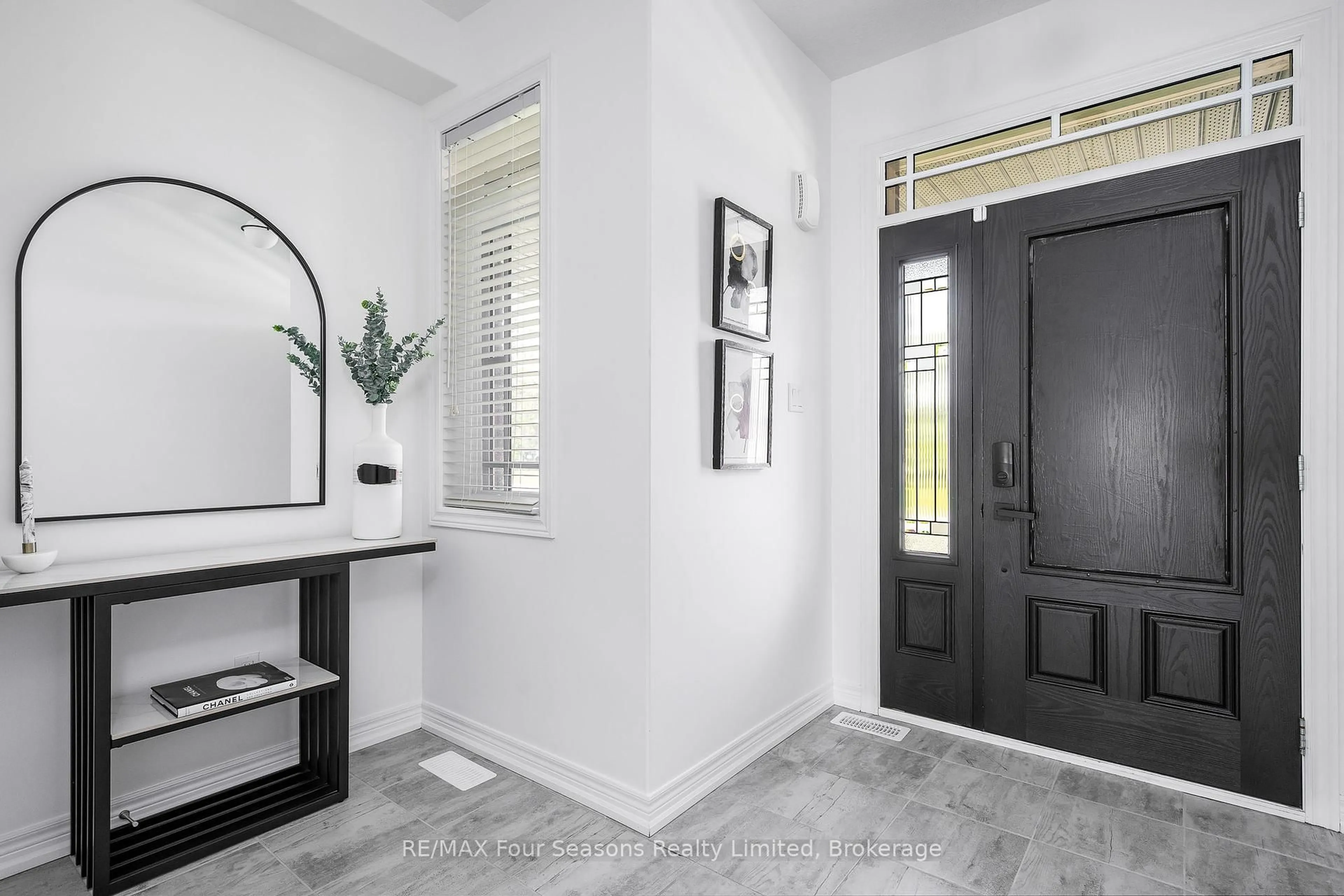 Indoor entryway for 17 Spencer St, Collingwood Ontario L9Y 3B7