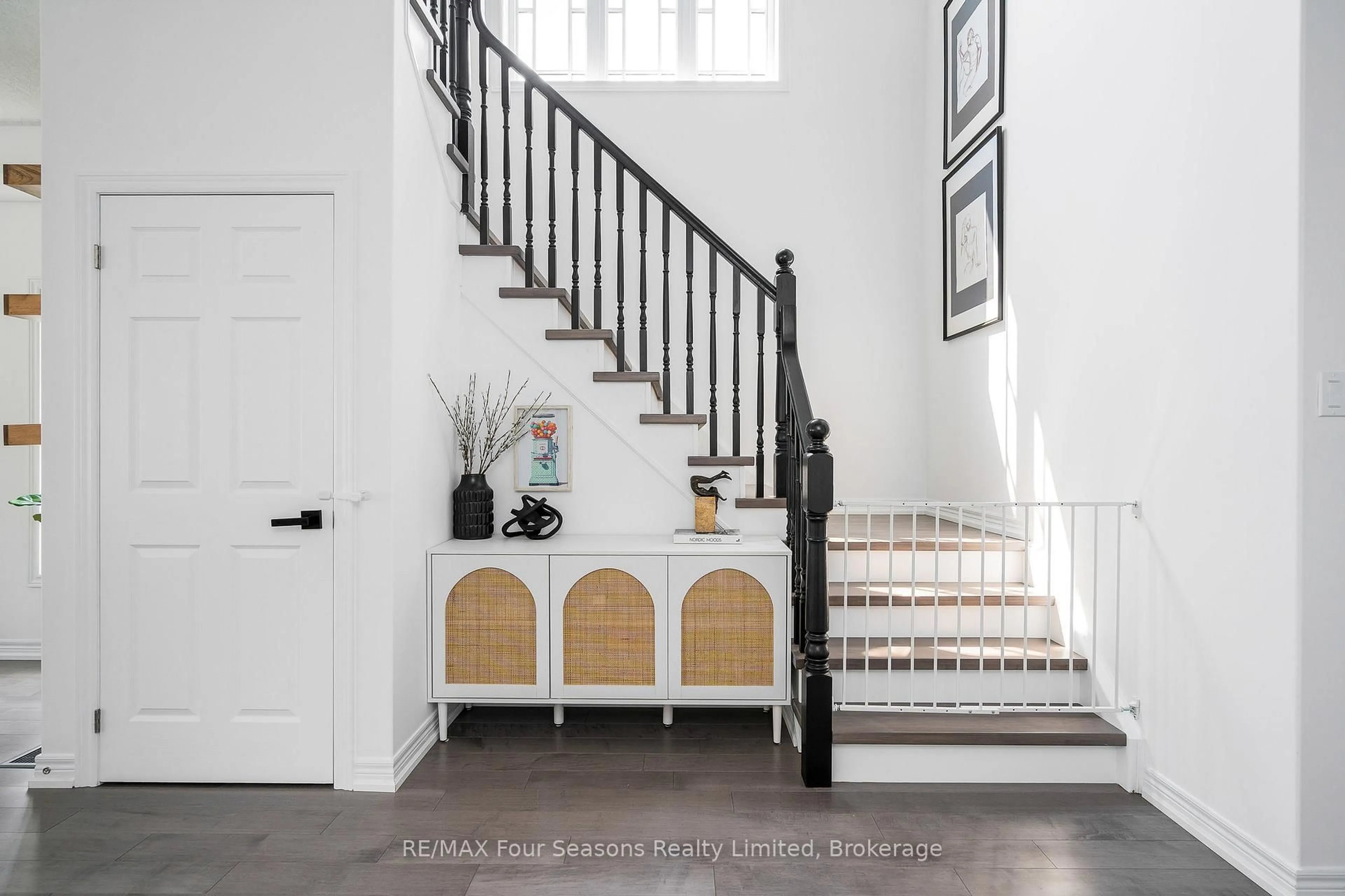 Indoor entryway for 17 Spencer St, Collingwood Ontario L9Y 3B7