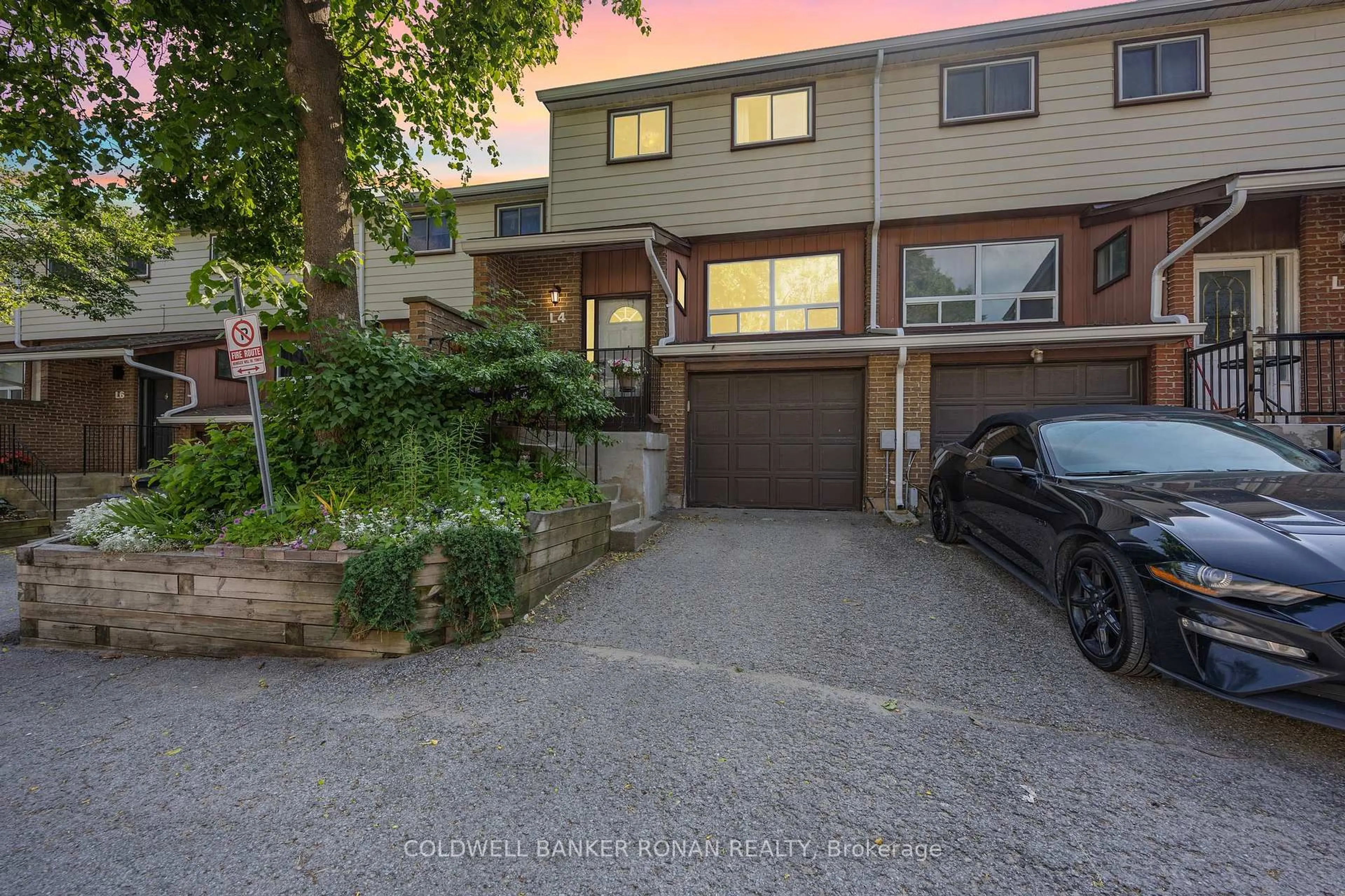 A pic from outside/outdoor area/front of a property/back of a property/a pic from drone, street for 63 Ferris Lane #L4, Barrie Ontario L4M 5C4