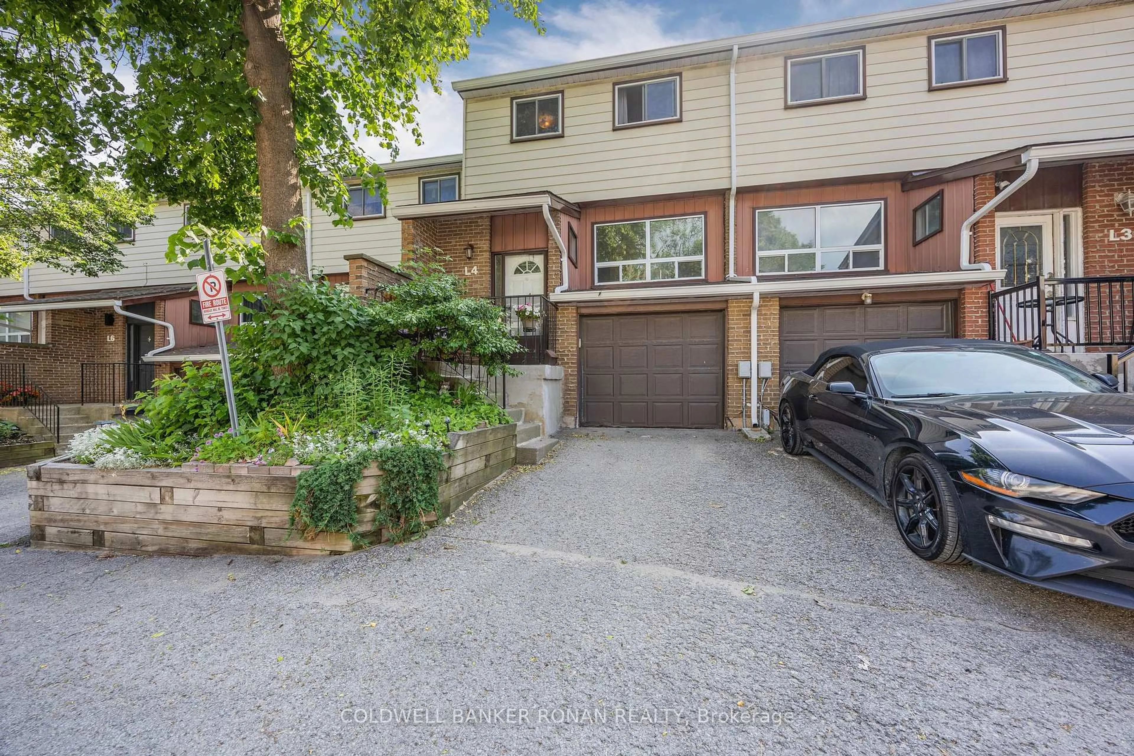 A pic from outside/outdoor area/front of a property/back of a property/a pic from drone, street for 63 Ferris Lane #L4, Barrie Ontario L4M 5C4