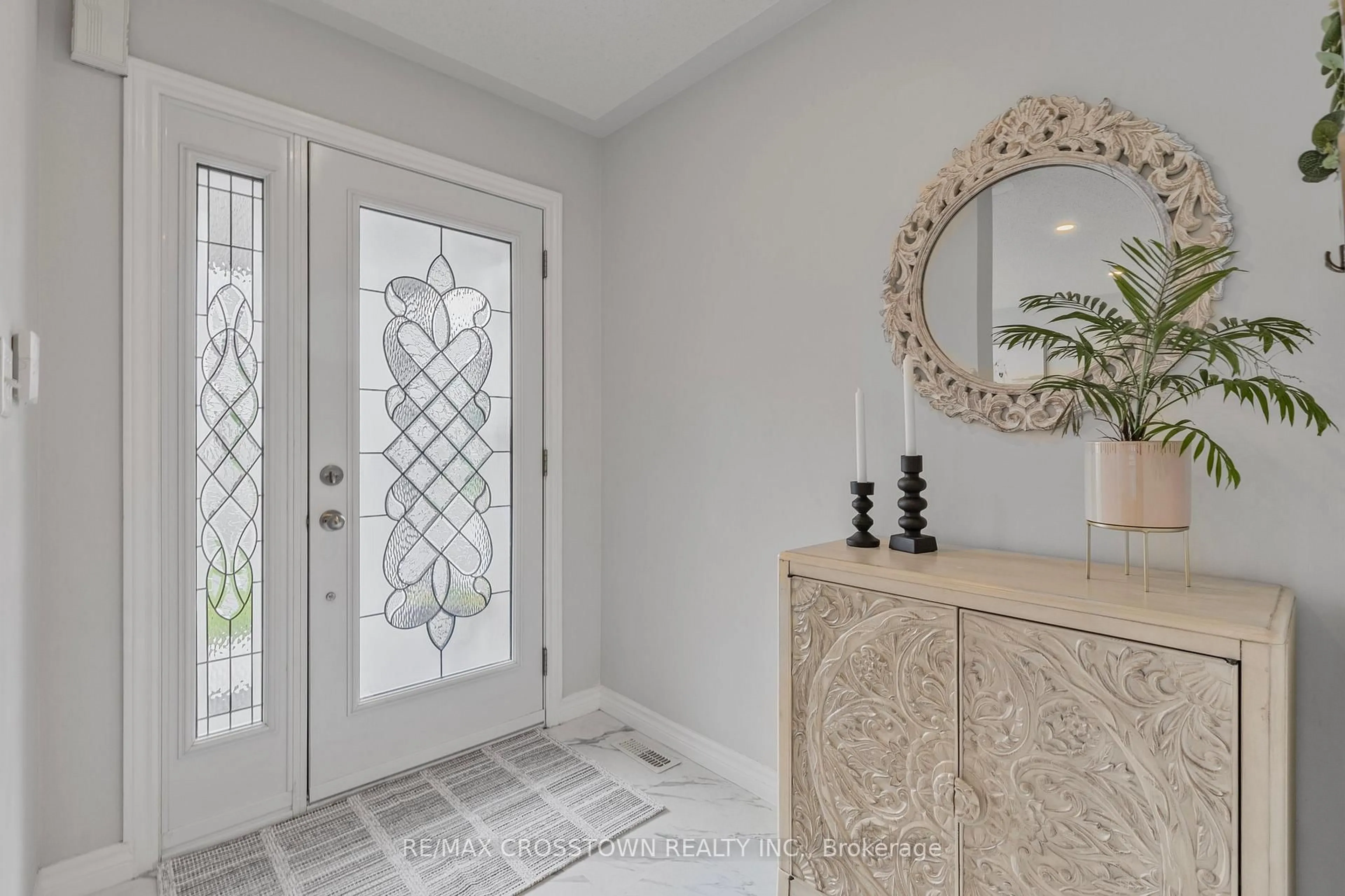 Indoor entryway for 103 Diana Way, Barrie Ontario L4M 7J2