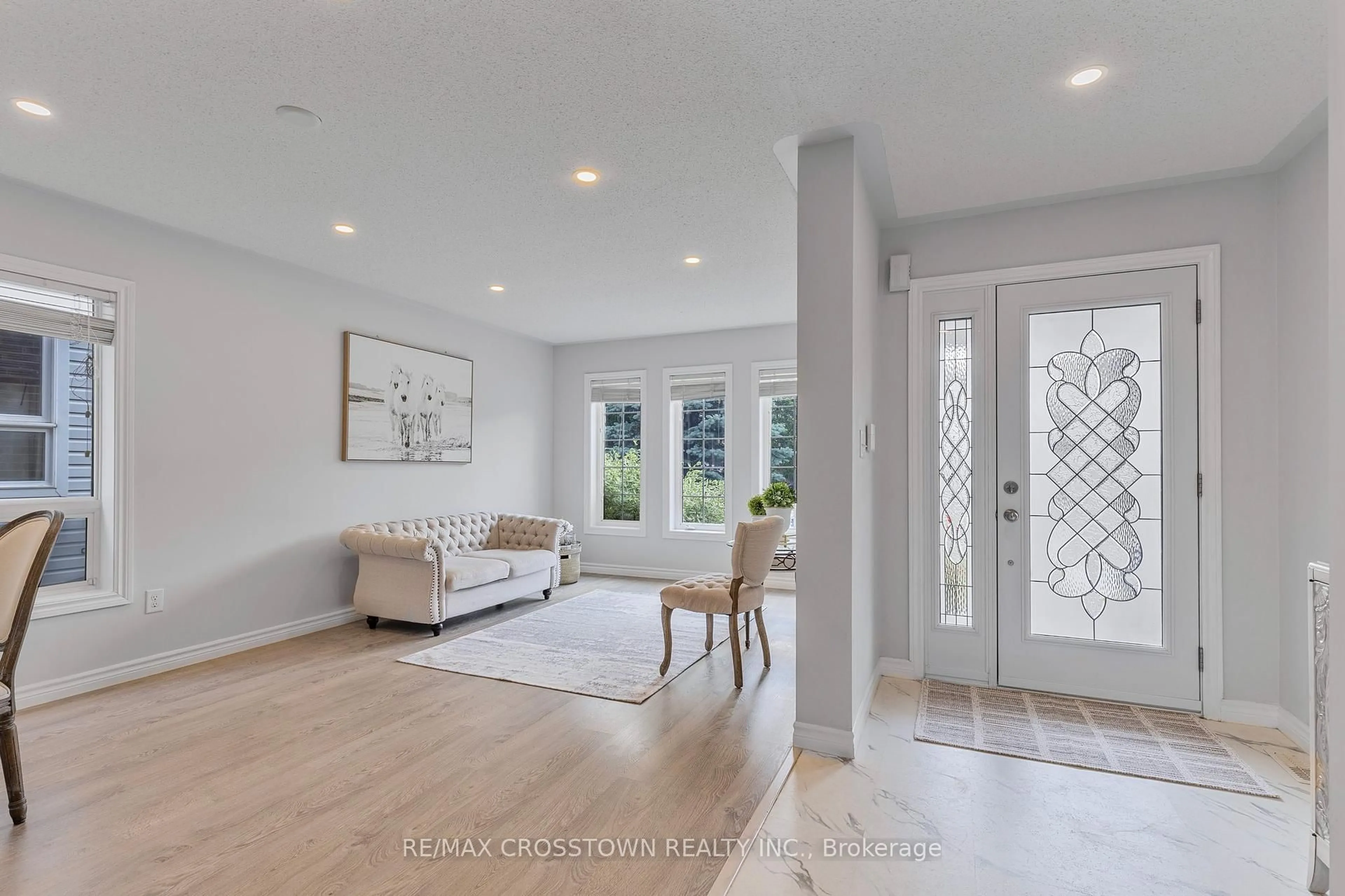 Indoor entryway for 103 Diana Way, Barrie Ontario L4M 7J2