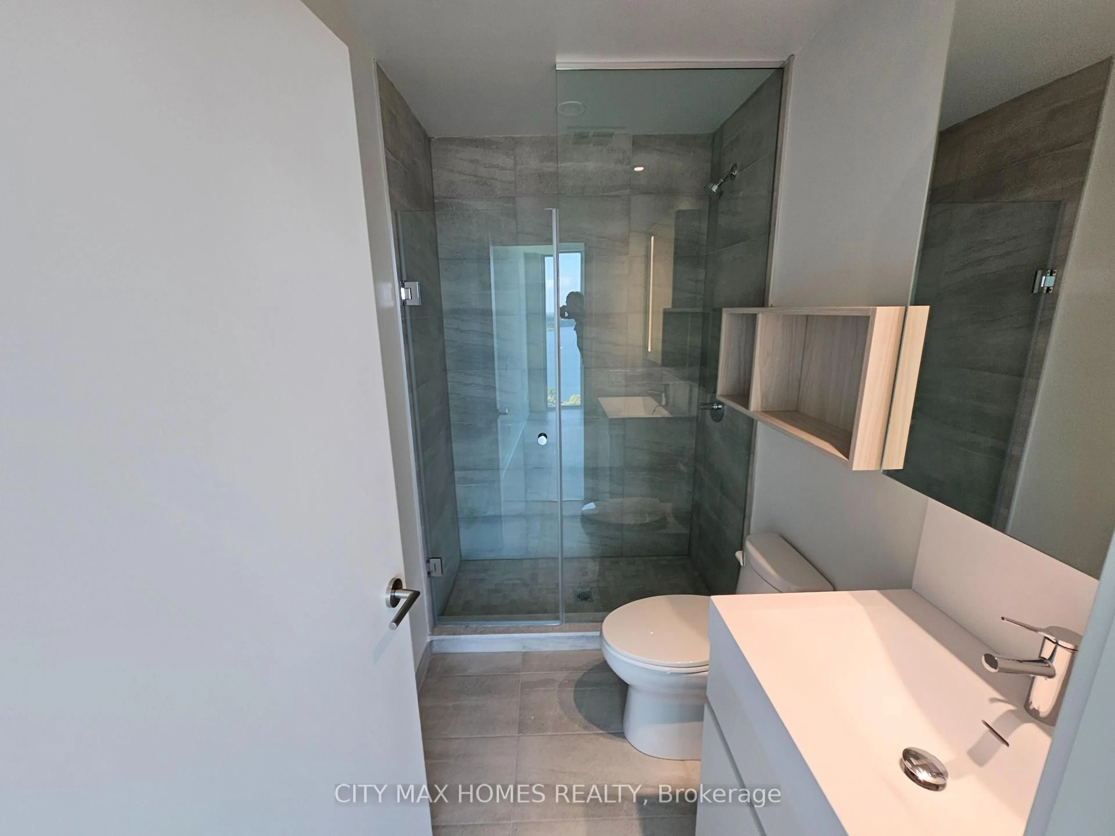 Standard bathroom, ceramic/tile floor for 39 Mary St #2010, Barrie Ontario L4N 1S9