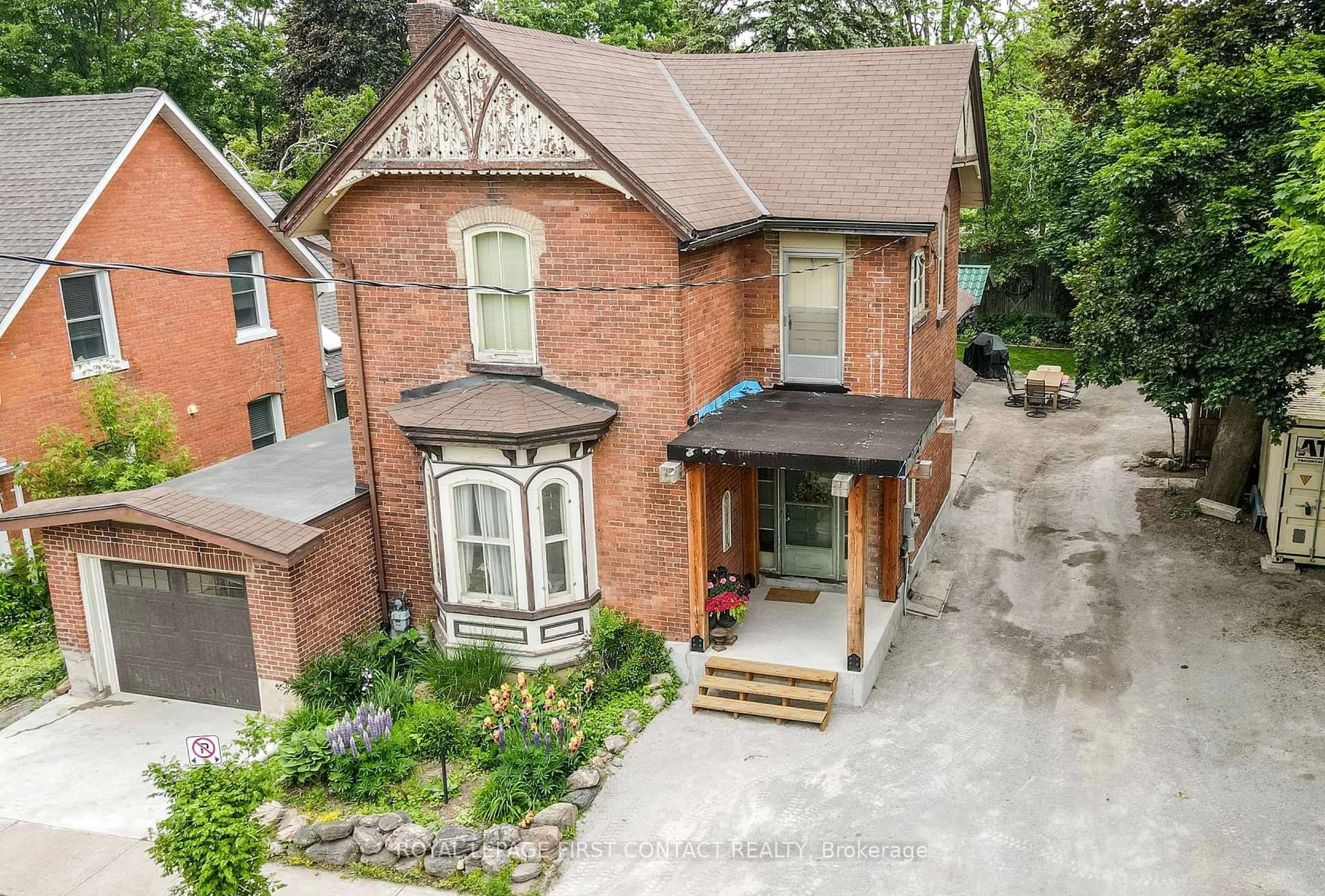 A pic from outside/outdoor area/front of a property/back of a property/a pic from drone, street for 121 Mulcaster St, Barrie Ontario L4M 3M8