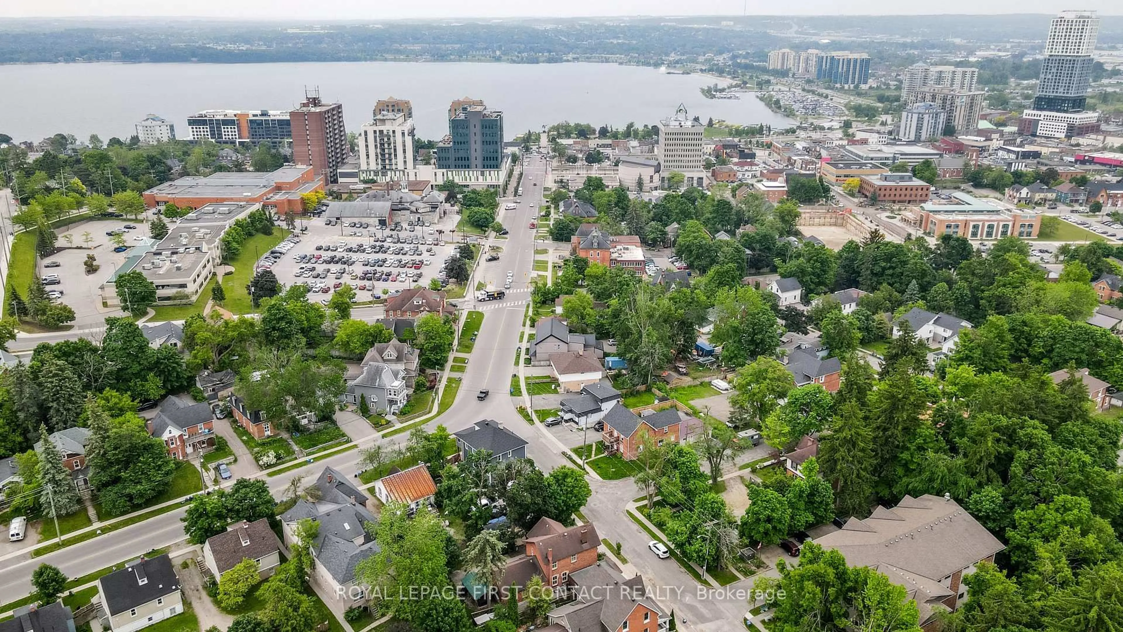 A pic from outside/outdoor area/front of a property/back of a property/a pic from drone, unknown for 121 Mulcaster St, Barrie Ontario L4M 3M8