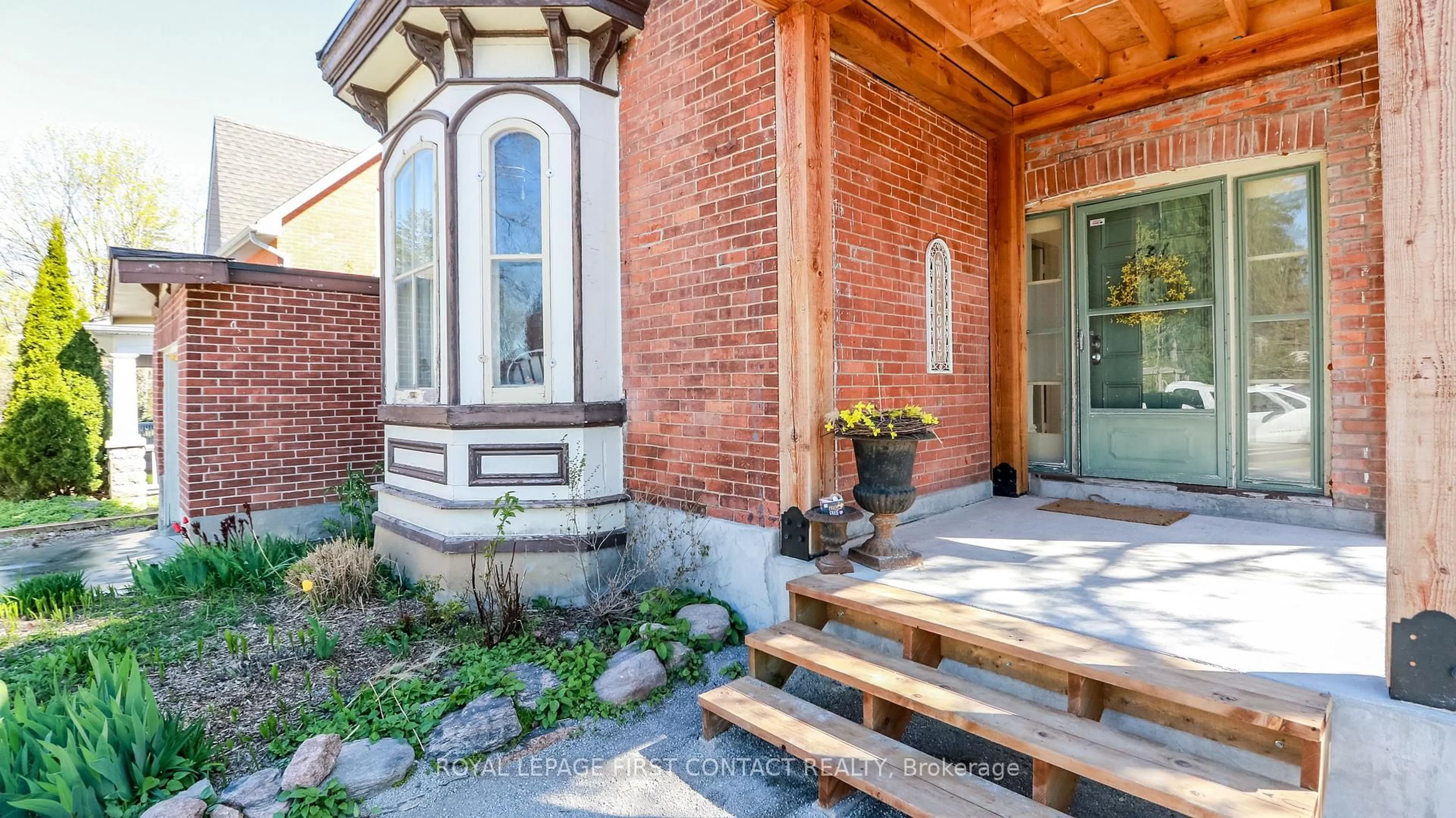 Home with brick exterior material, street for 121 Mulcaster St, Barrie Ontario L4M 3M8