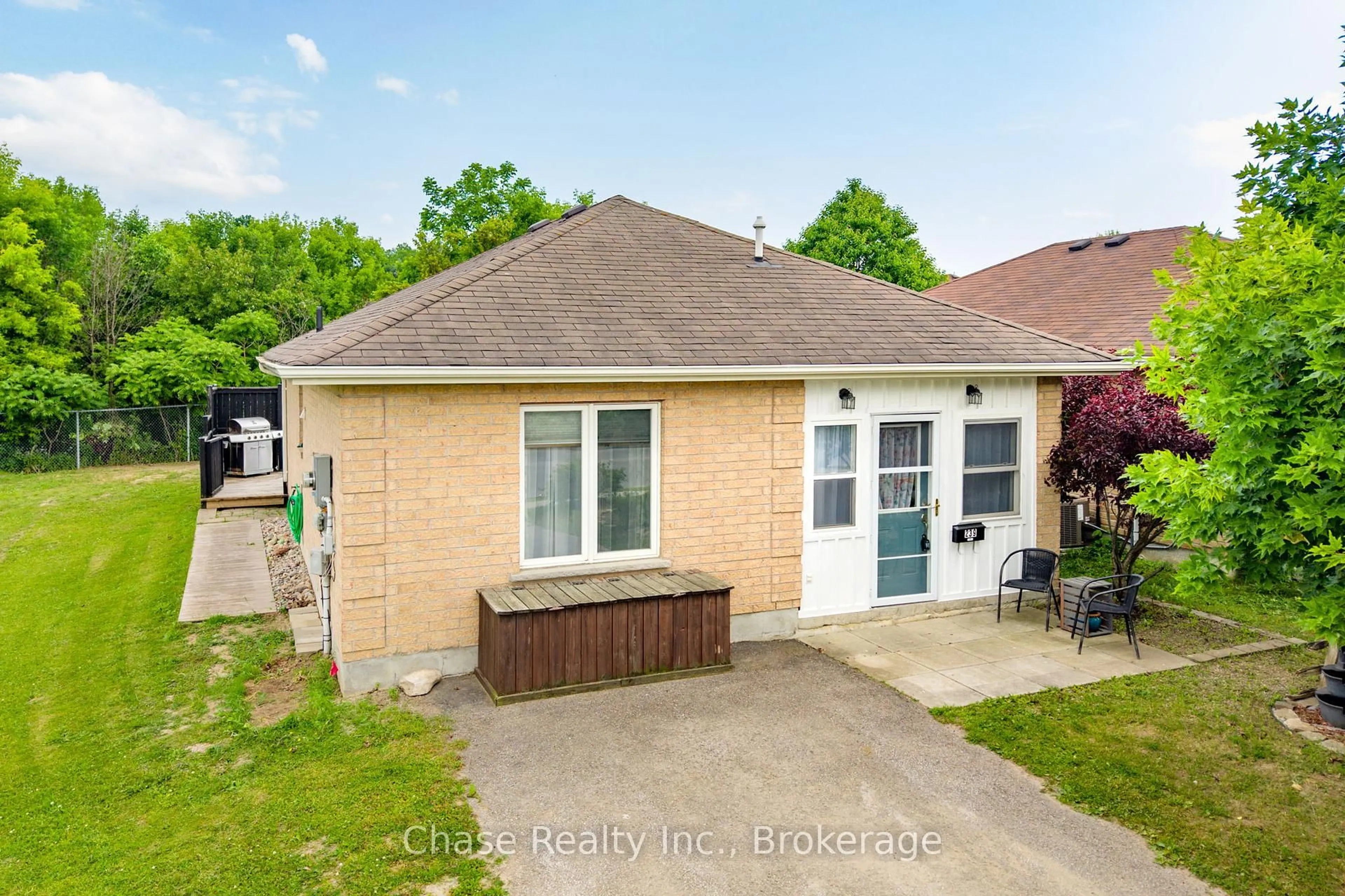 A pic from outside/outdoor area/front of a property/back of a property/a pic from drone, street for 239 Yonge St, Midland Ontario L4R 2B1
