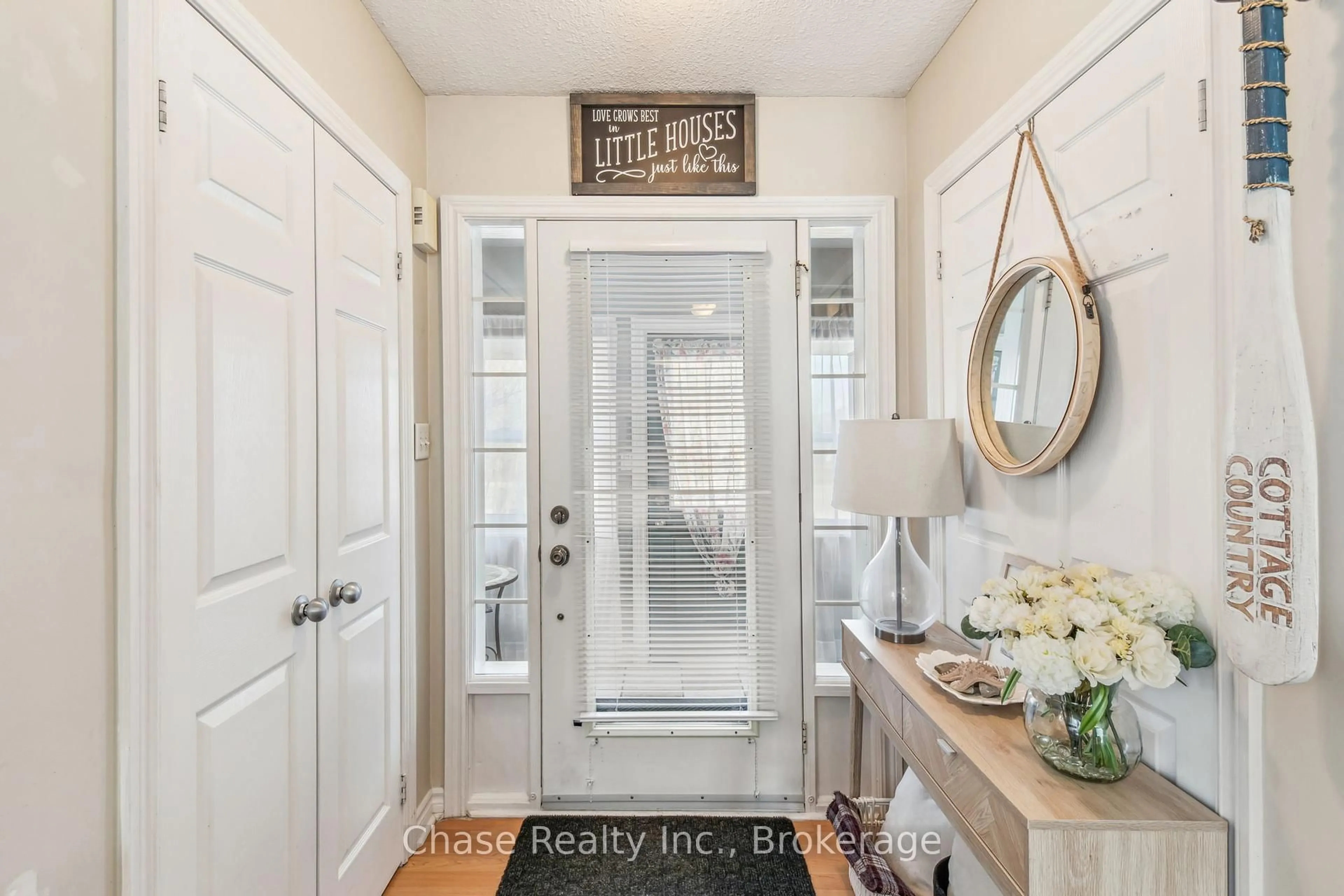 Indoor entryway for 239 Yonge St, Midland Ontario L4R 2B1