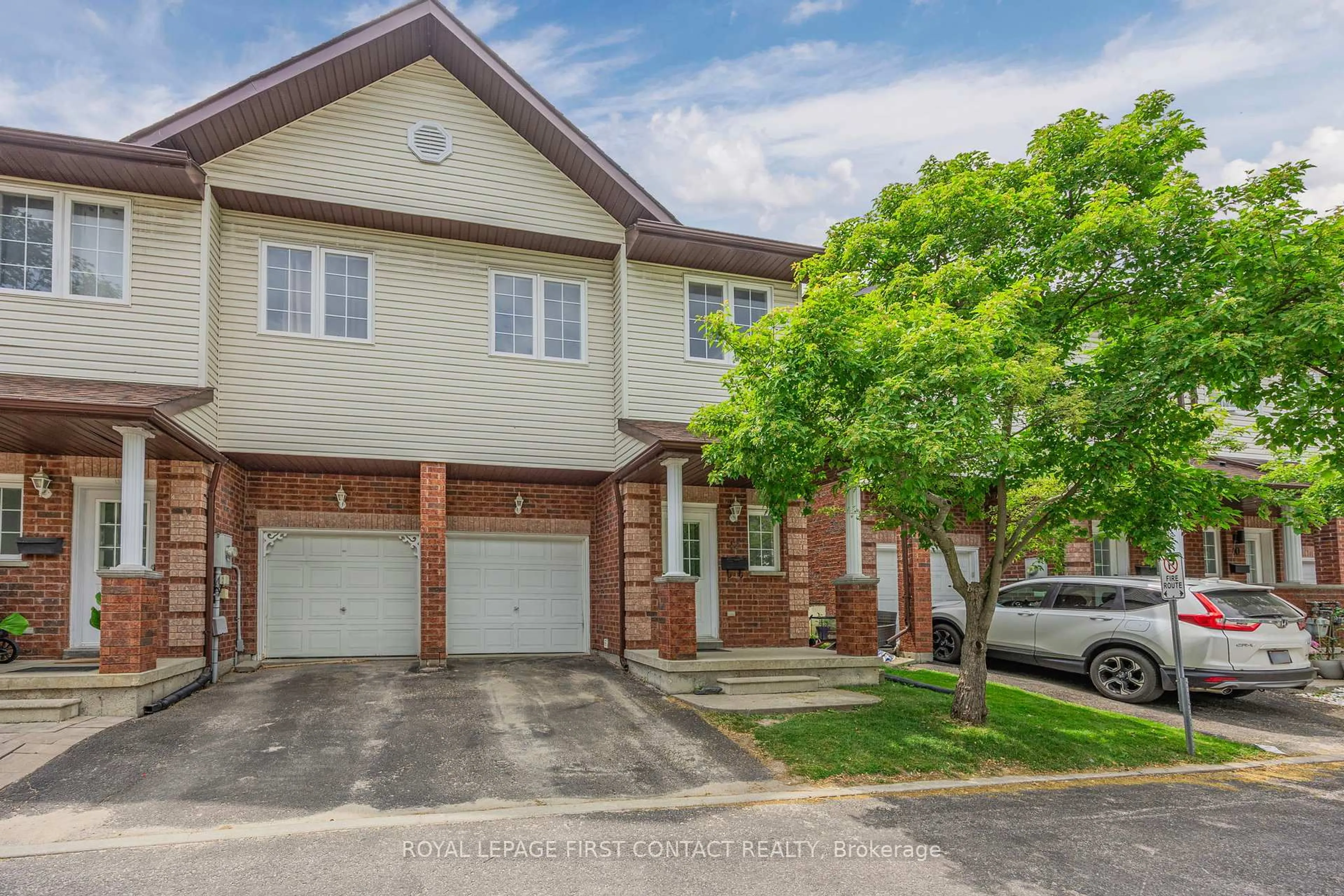 A pic from outside/outdoor area/front of a property/back of a property/a pic from drone, street for 488 Yonge St #12, Barrie Ontario L4N 4E2