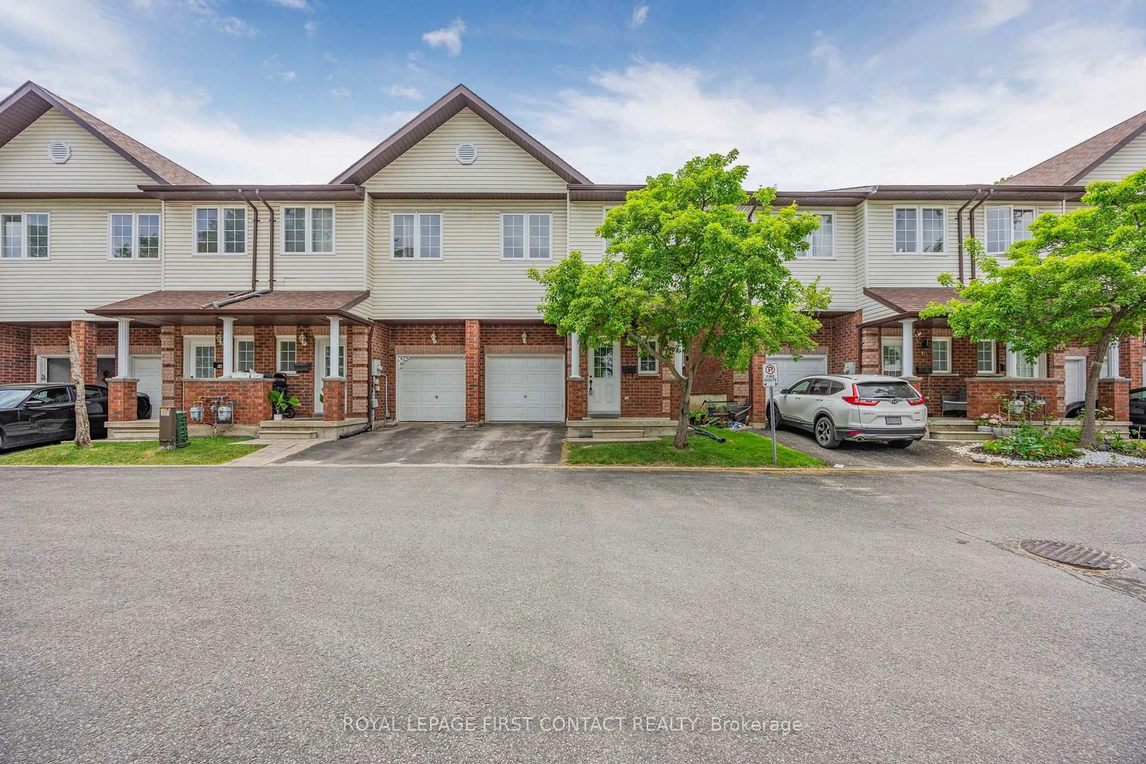 A pic from outside/outdoor area/front of a property/back of a property/a pic from drone, street for 488 Yonge St #12, Barrie Ontario L4N 4E2