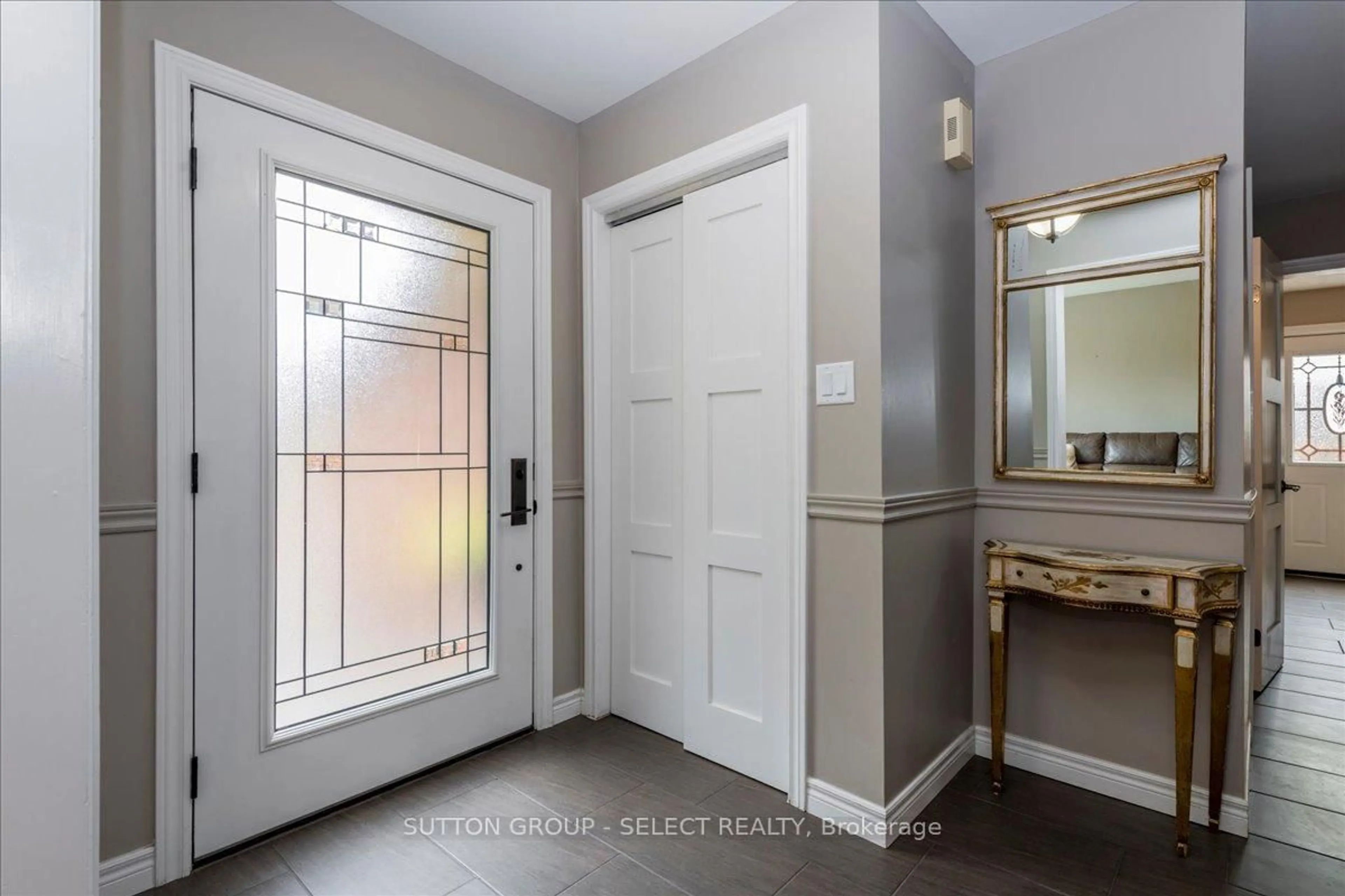 Indoor entryway for 24 POOLES Rd, Springwater Ontario L9X 0P5