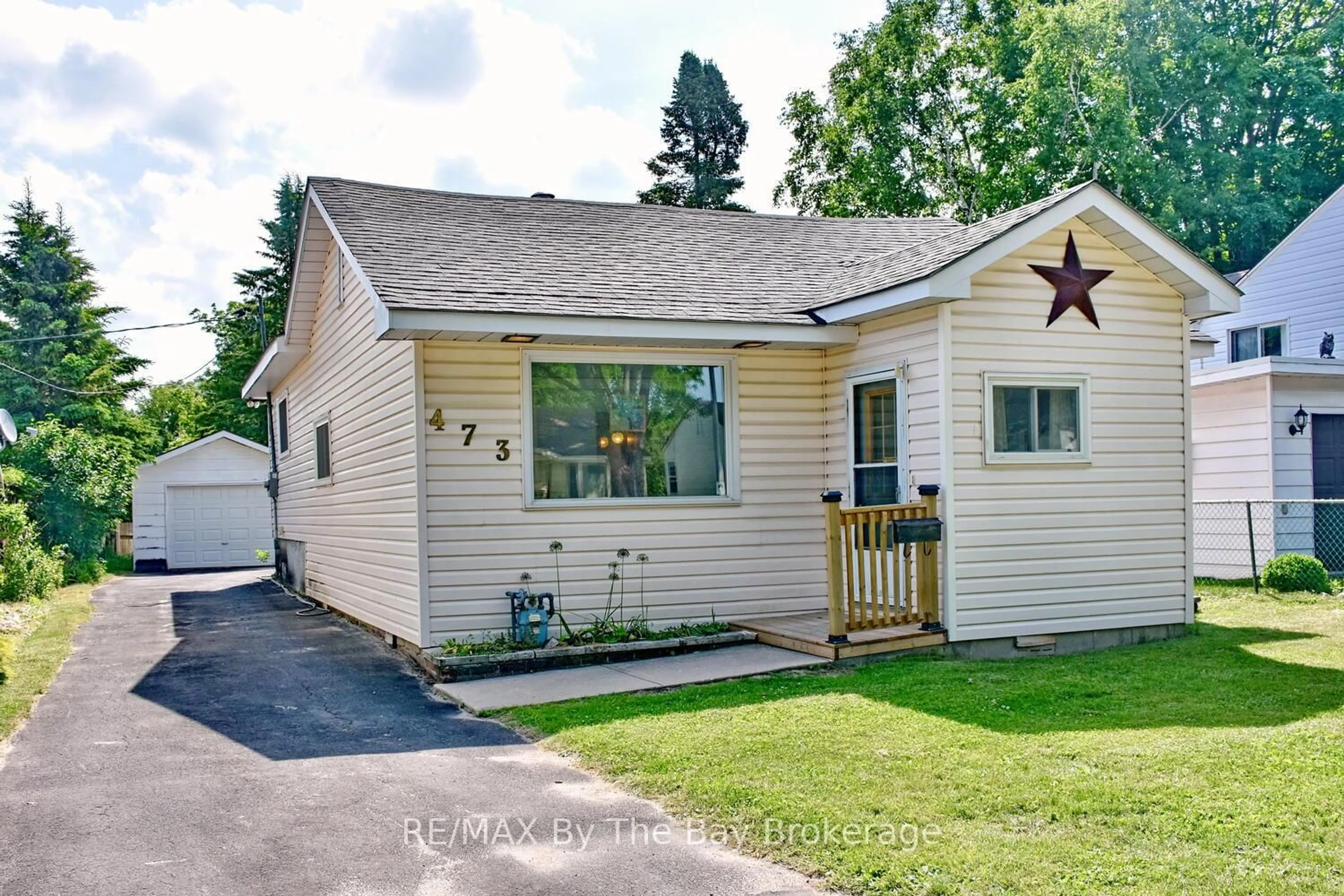 Home with vinyl exterior material, street for 473 Maple St, Collingwood Ontario L9Y 2S2