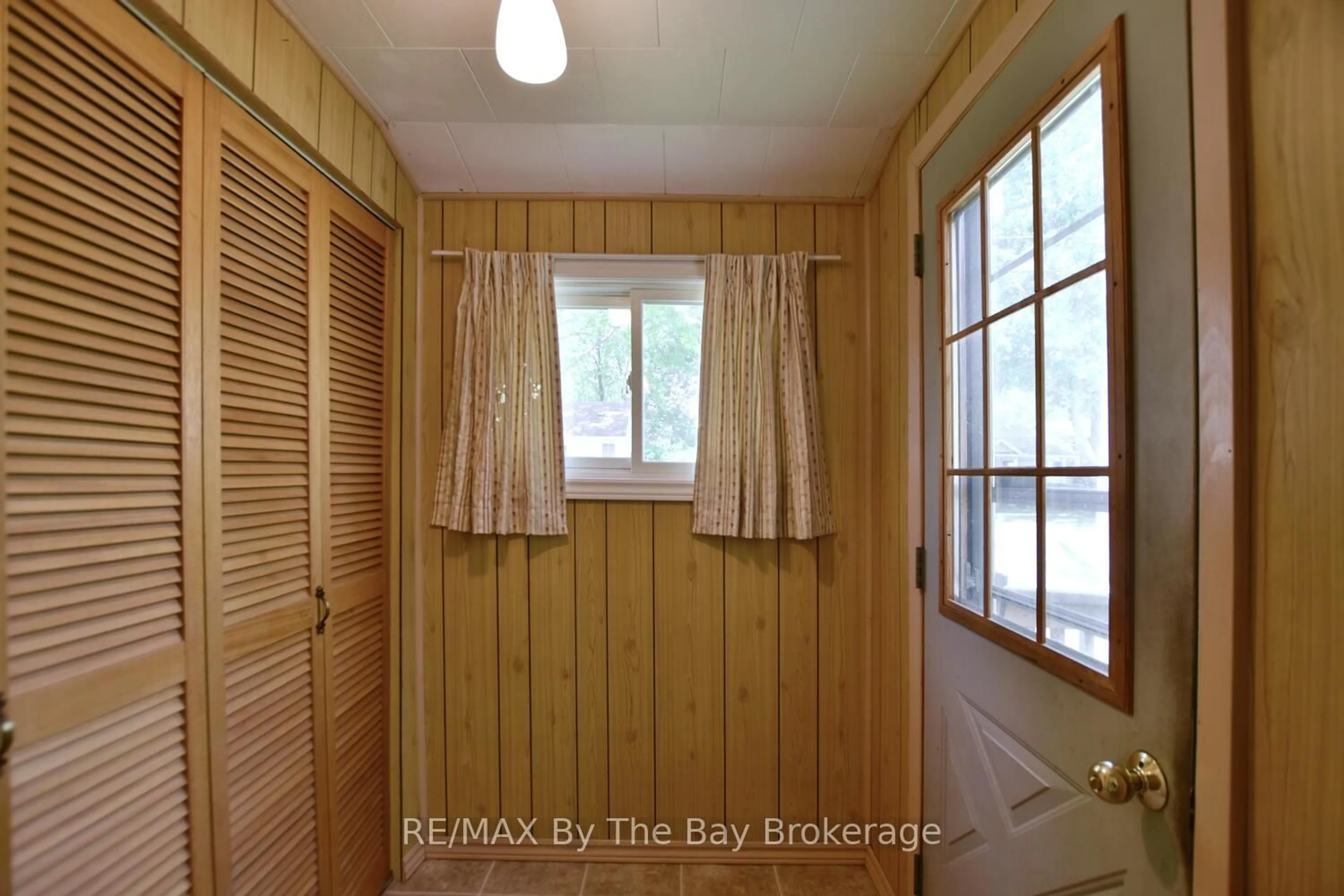 Indoor entryway for 473 Maple St, Collingwood Ontario L9Y 2S2