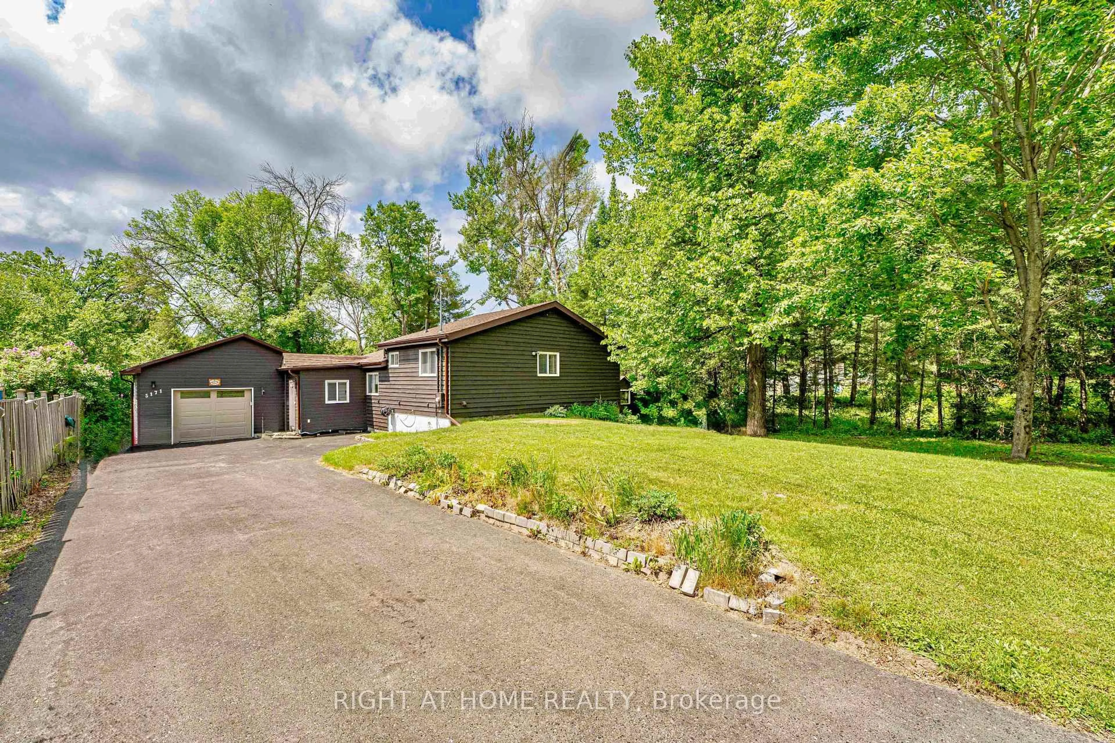 A pic from outside/outdoor area/front of a property/back of a property/a pic from drone, unknown for 5171 Severn Pines Cres, Severn Ontario L0K 2B0