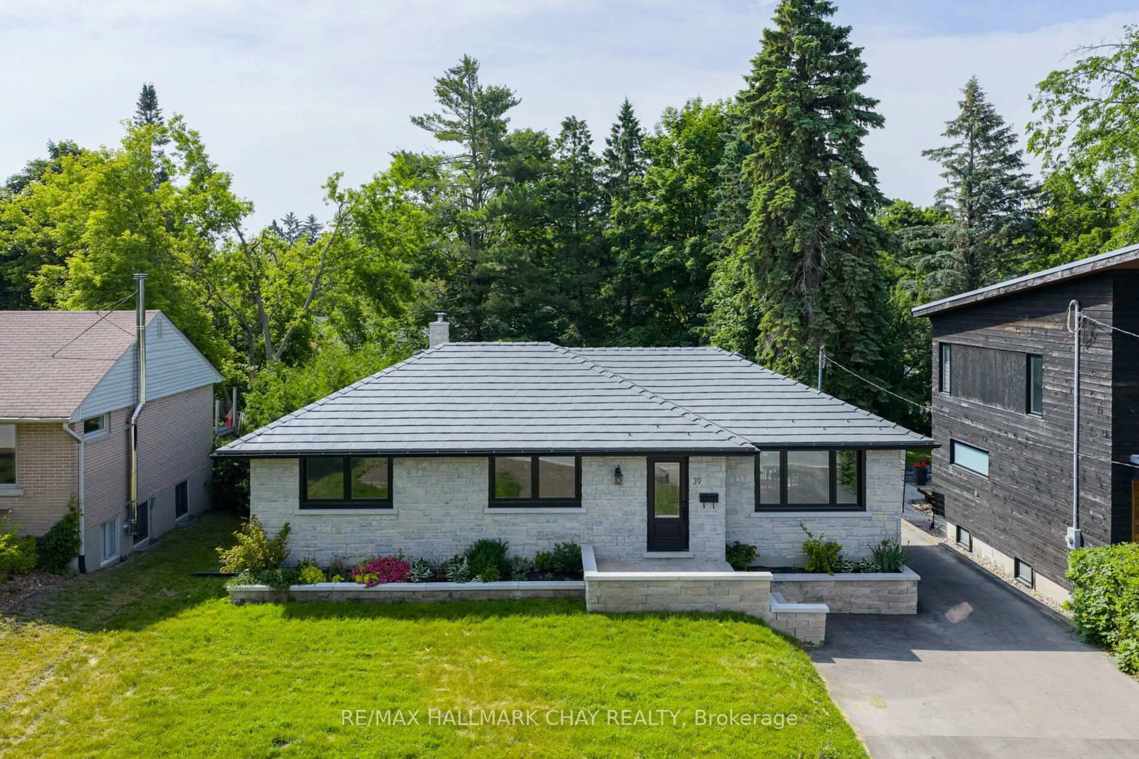 Home with vinyl exterior material, street for 39 Eugenia St, Barrie Ontario L4M 1P7