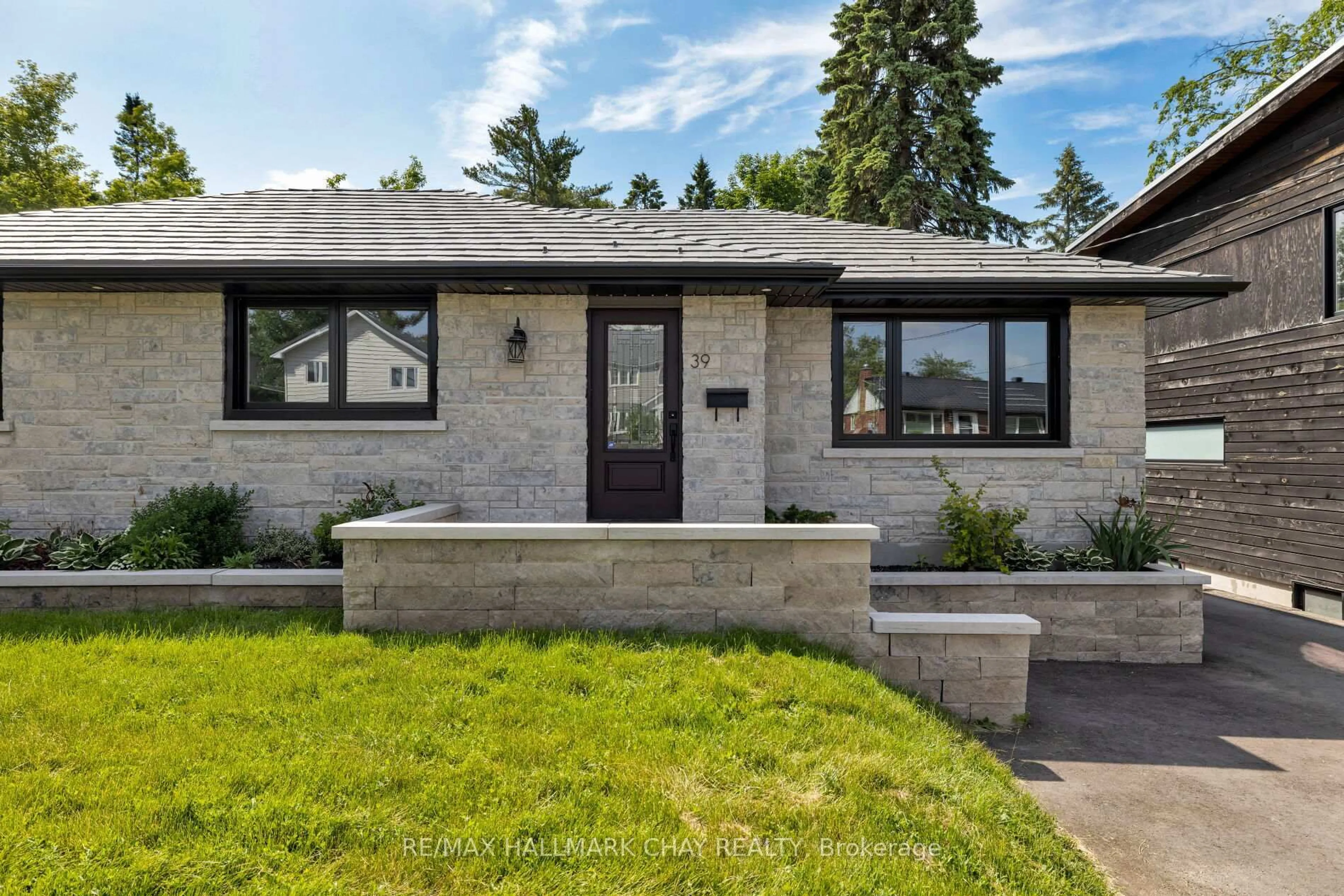 Home with brick exterior material, street for 39 Eugenia St, Barrie Ontario L4M 1P7