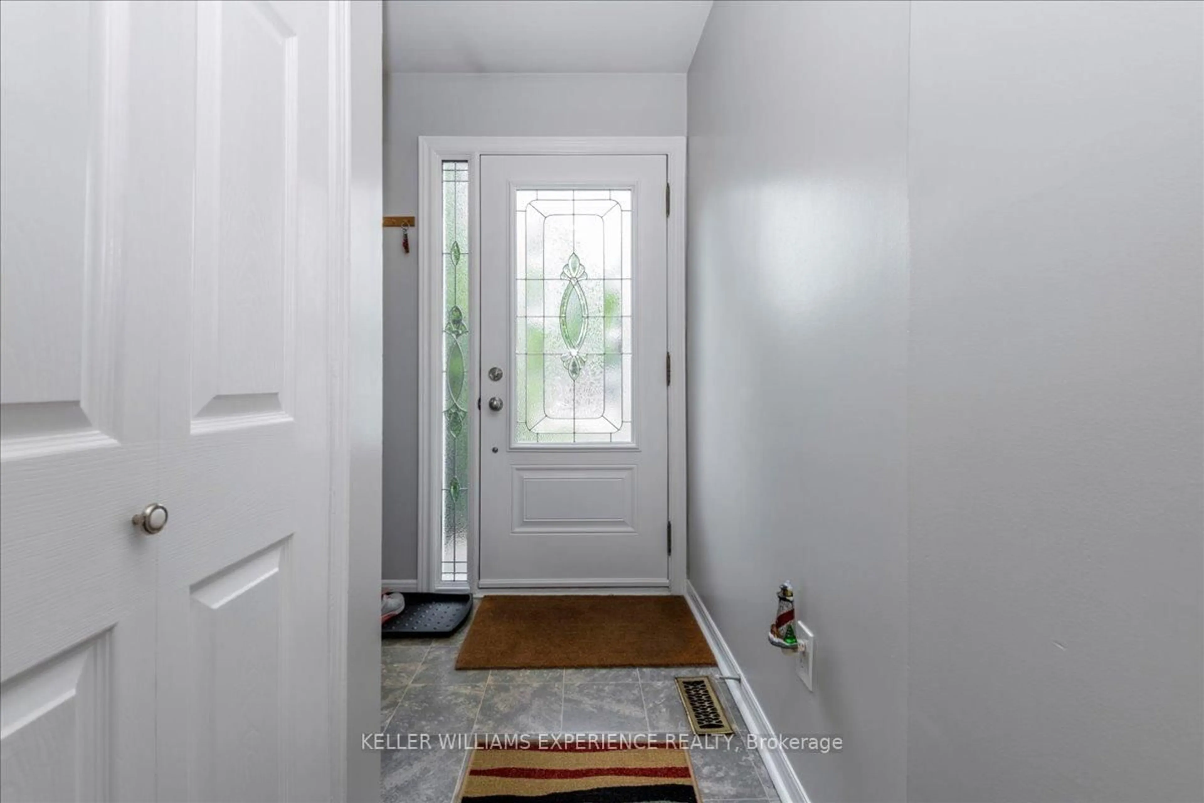 Indoor entryway for 88 Chaucer Cres, Barrie Ontario L4N 4T7