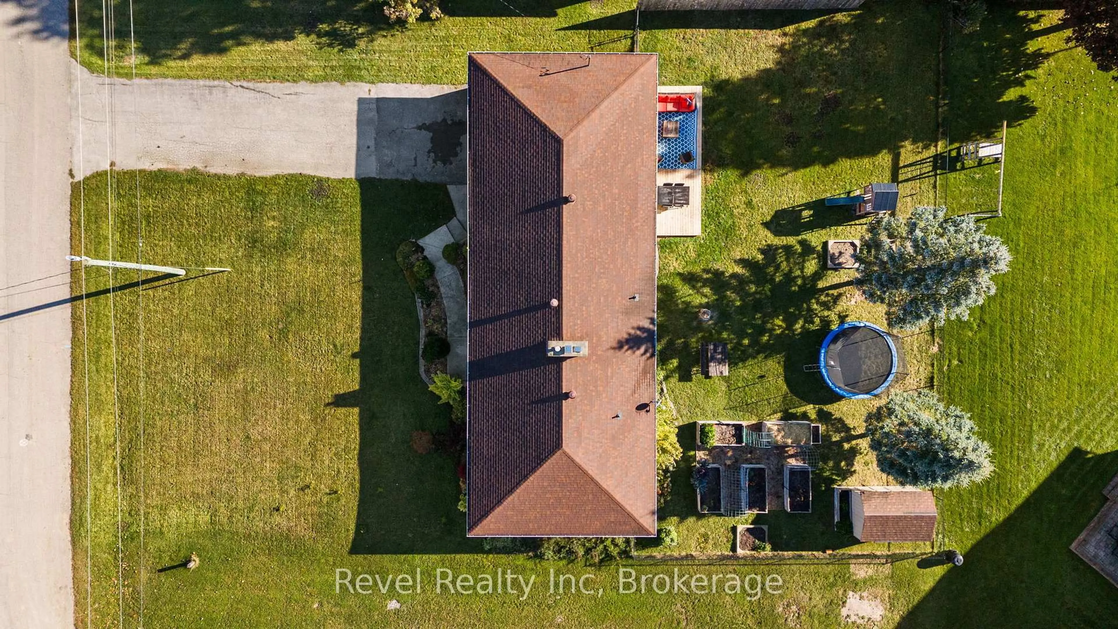 A pic from outside/outdoor area/front of a property/back of a property/a pic from drone, unknown for 21 John St, Springwater Ontario L0L 1P0