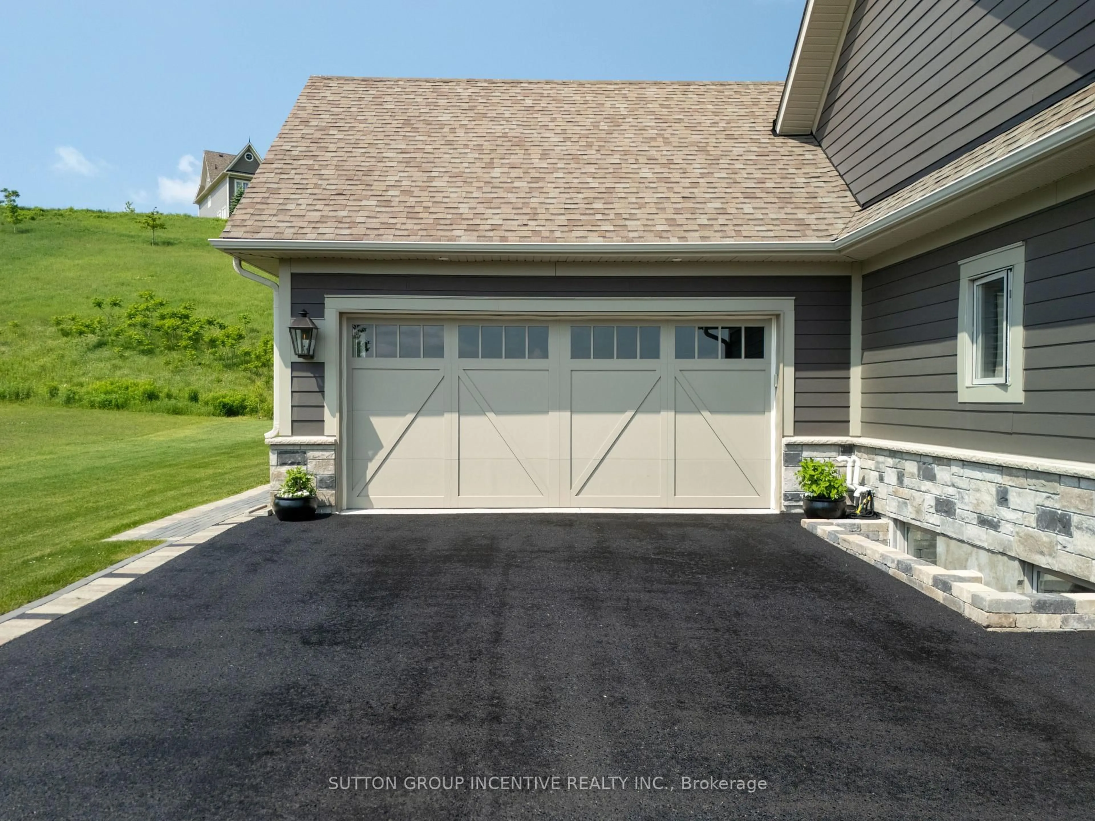 Indoor garage for 22 thoroughbred Dr, Oro-Medonte Ontario L0K 1E0