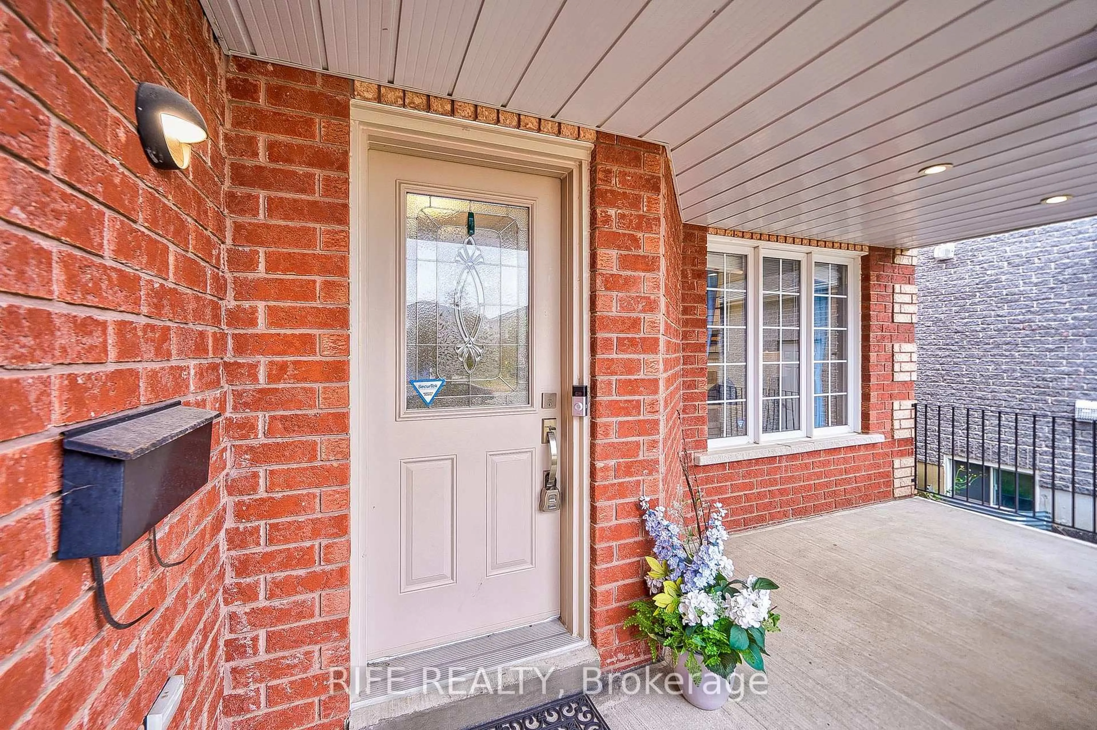 Indoor entryway for 51 Kraus Rd, Barrie Ontario L4N 0N5