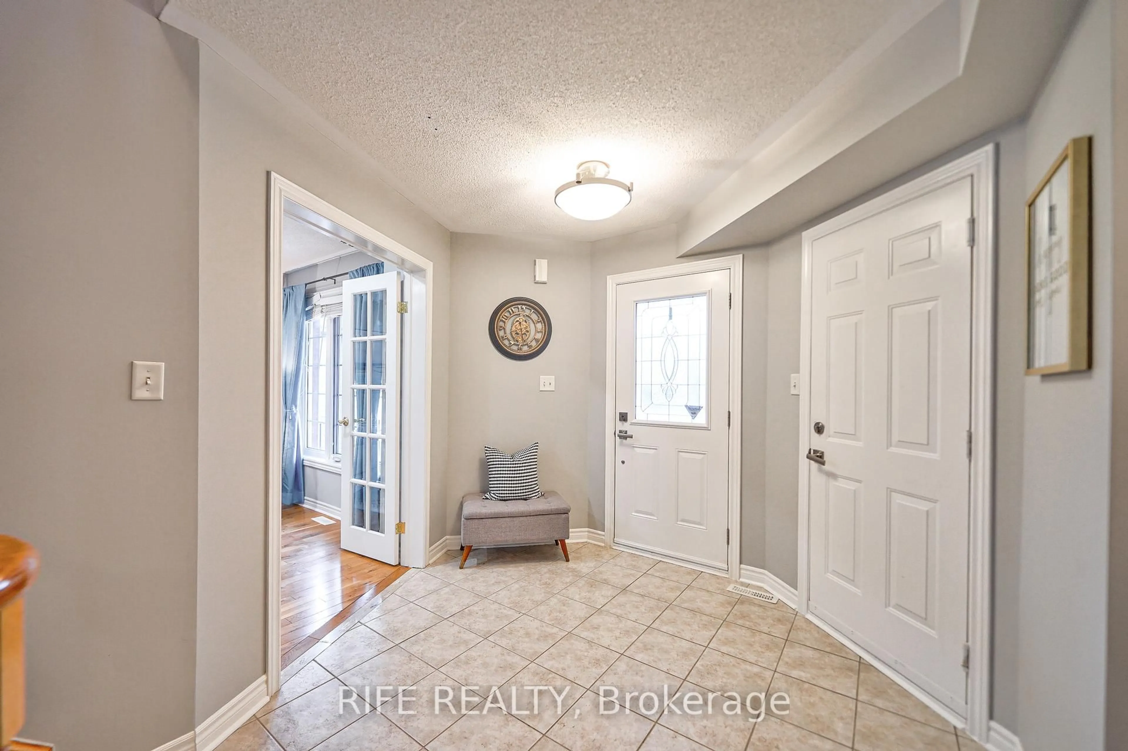 Indoor entryway for 51 Kraus Rd, Barrie Ontario L4N 0N5