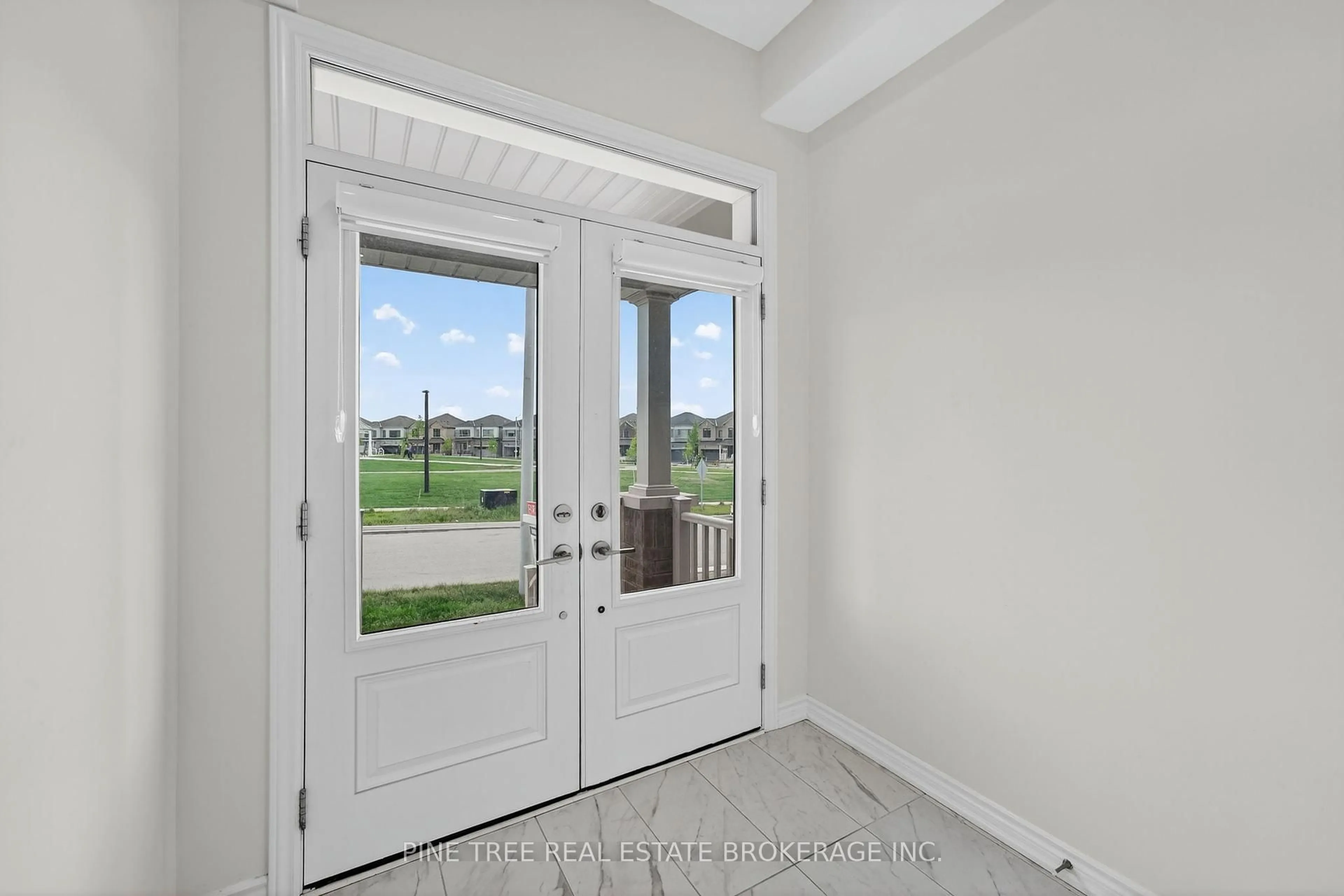 Indoor entryway for 11 Phoenix Blvd, Barrie Ontario L9J 0P6