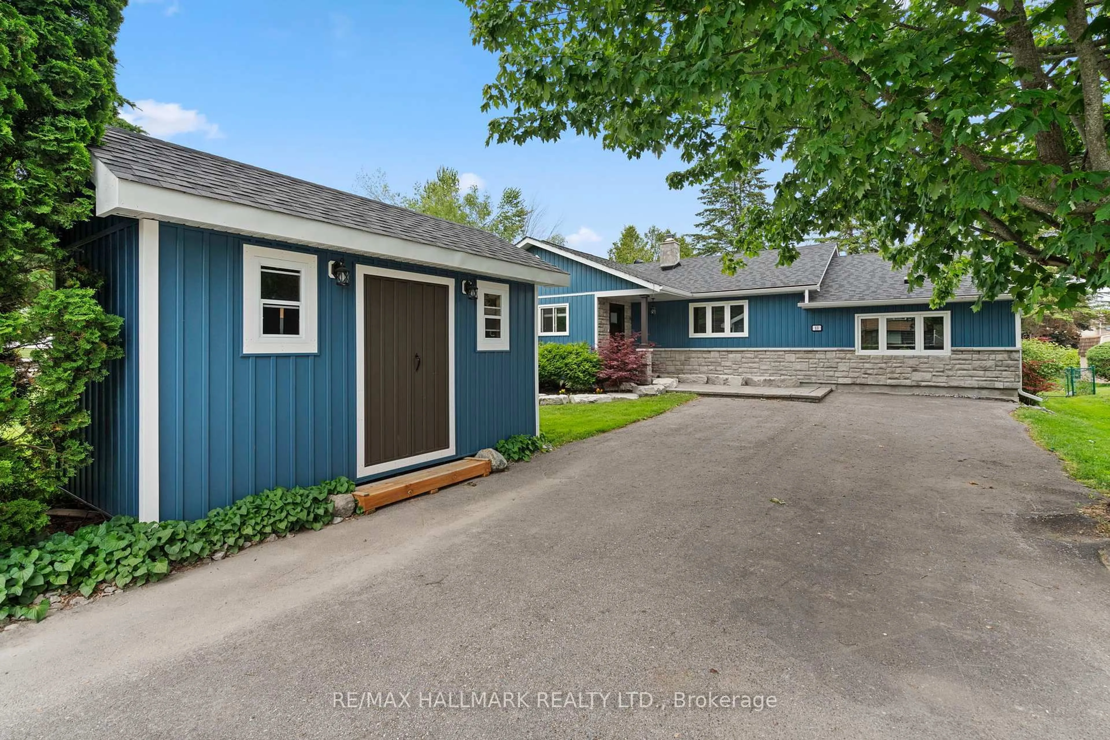 A pic from outside/outdoor area/front of a property/back of a property/a pic from drone, street for 13 Pinetree Crt, Ramara Ontario L0K 1B0