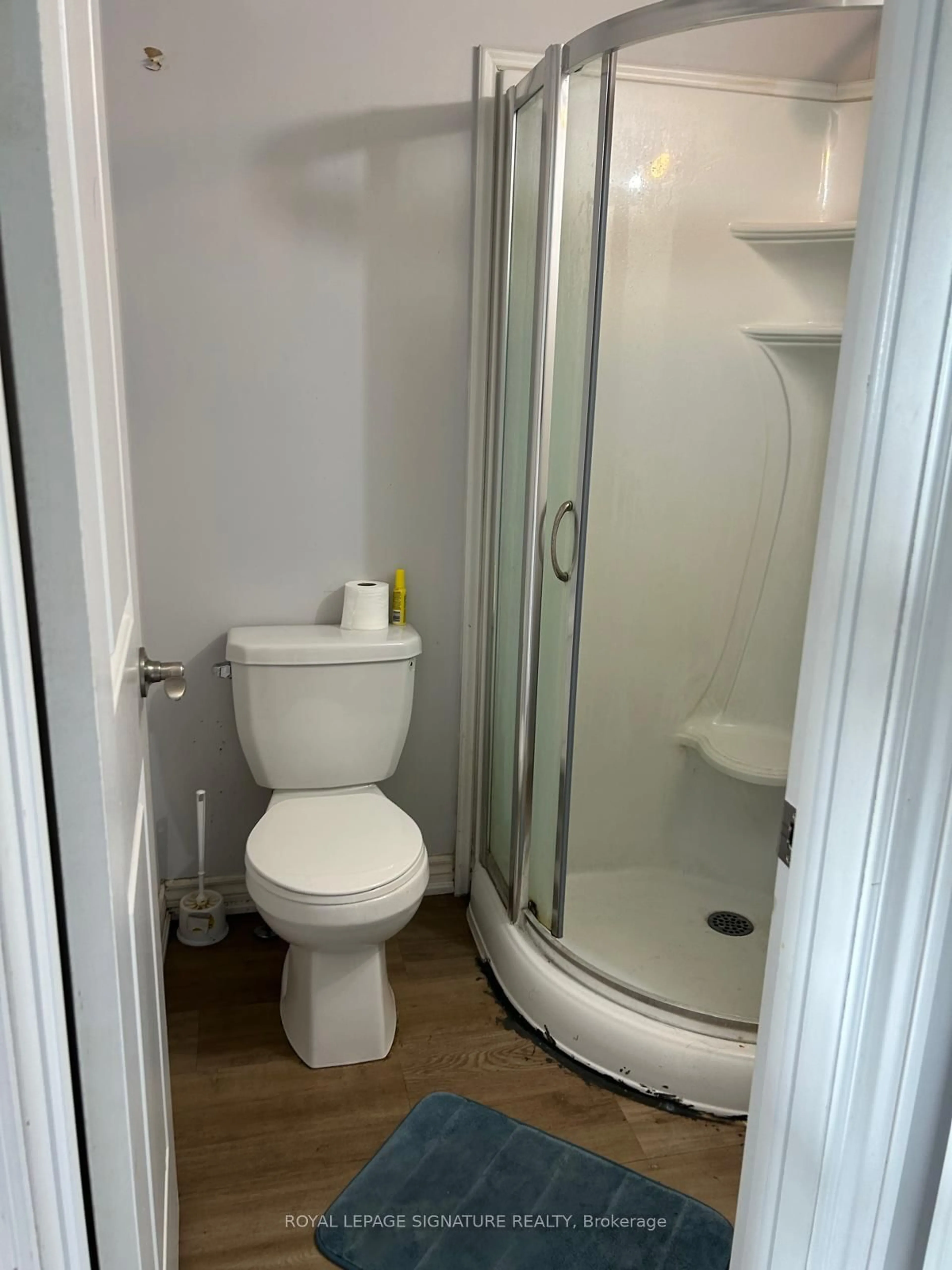 Standard bathroom, floor is not visible for 252 Penetanguishene Rd #6, Barrie Ontario L4M 7C2