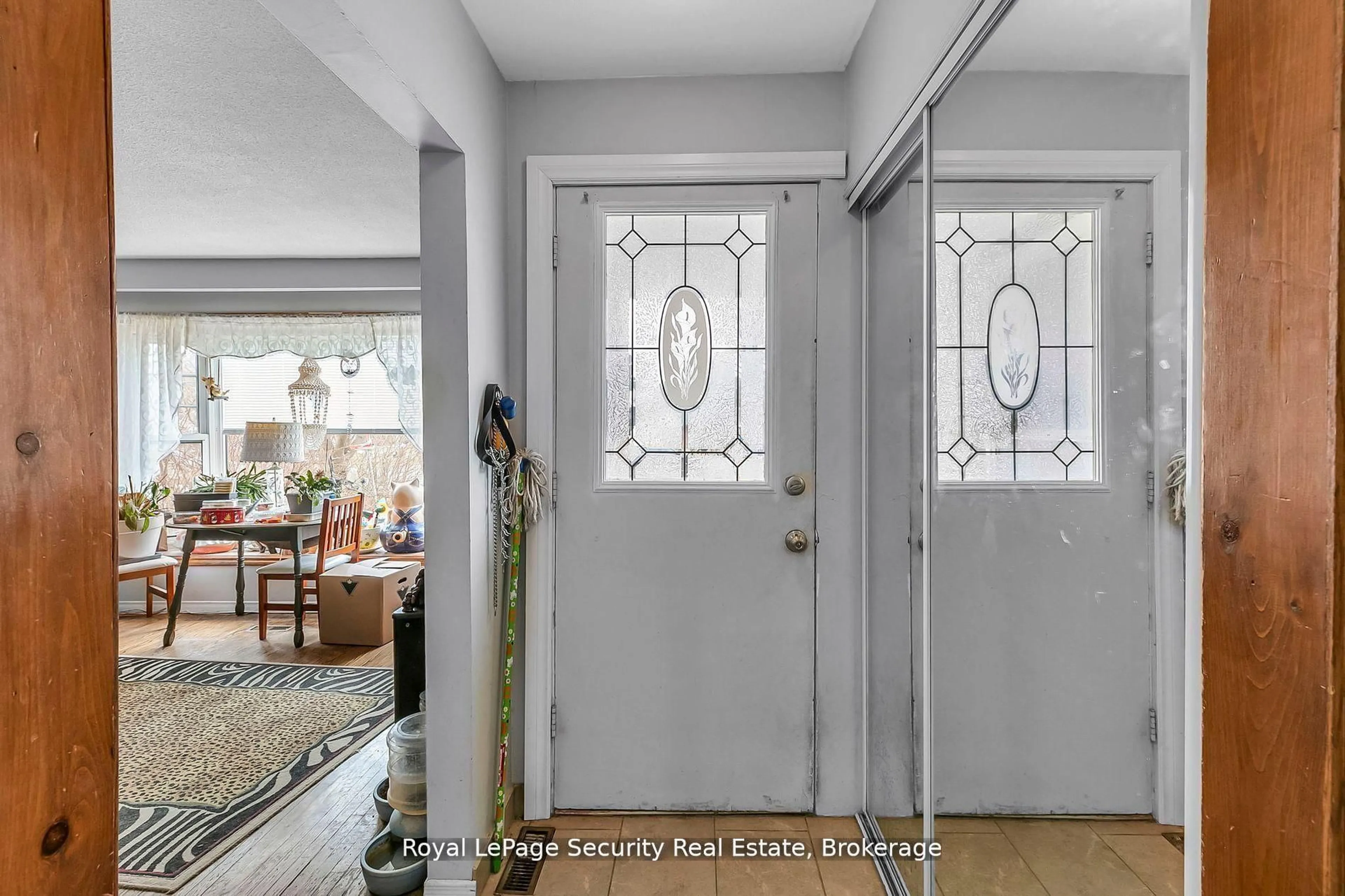 Indoor entryway for 22 Burbank Pl, Barrie Ontario L4M 2S8