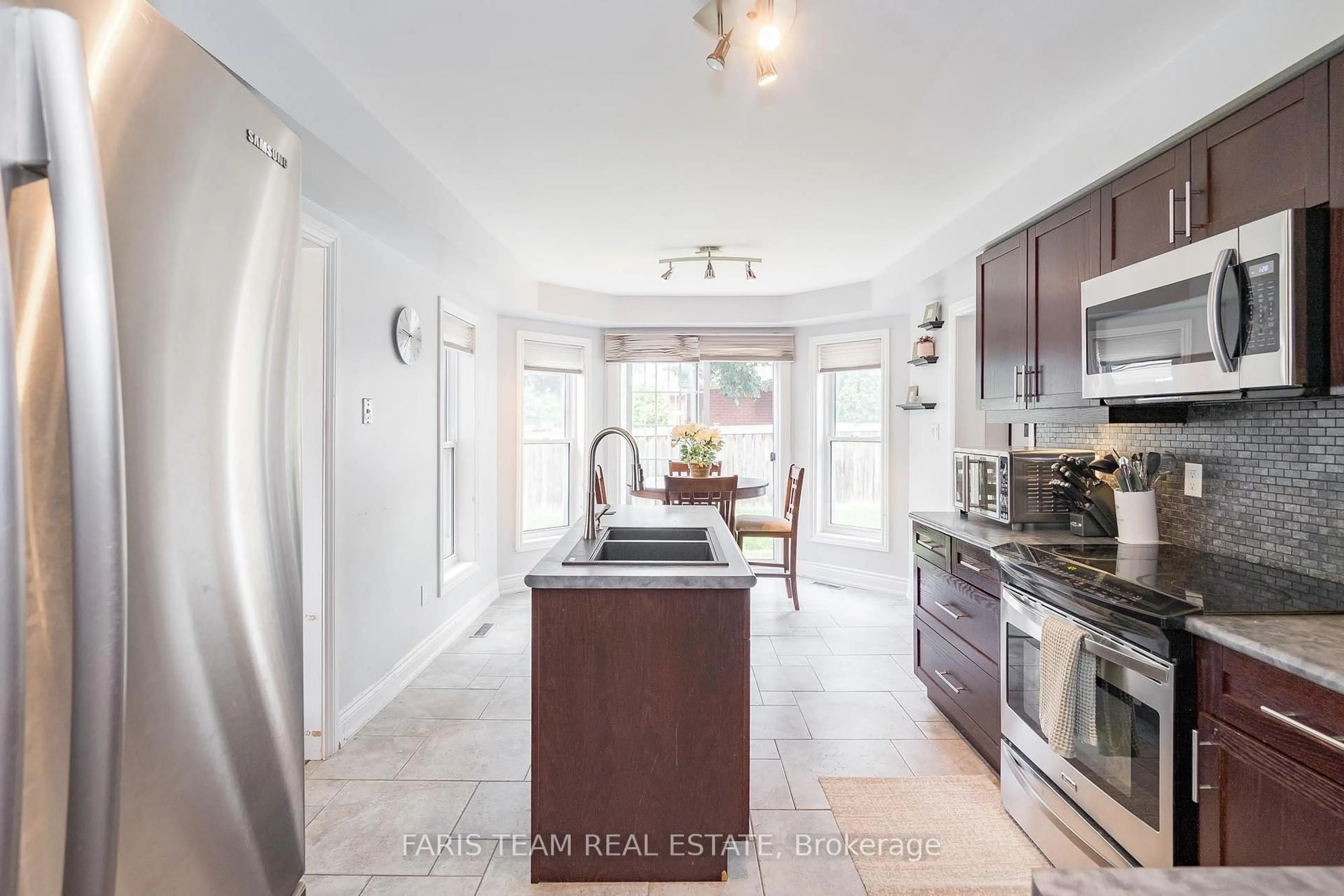 Open concept kitchen, ceramic/tile floor for 142 Livingstone St, Barrie Ontario L4N 7J5
