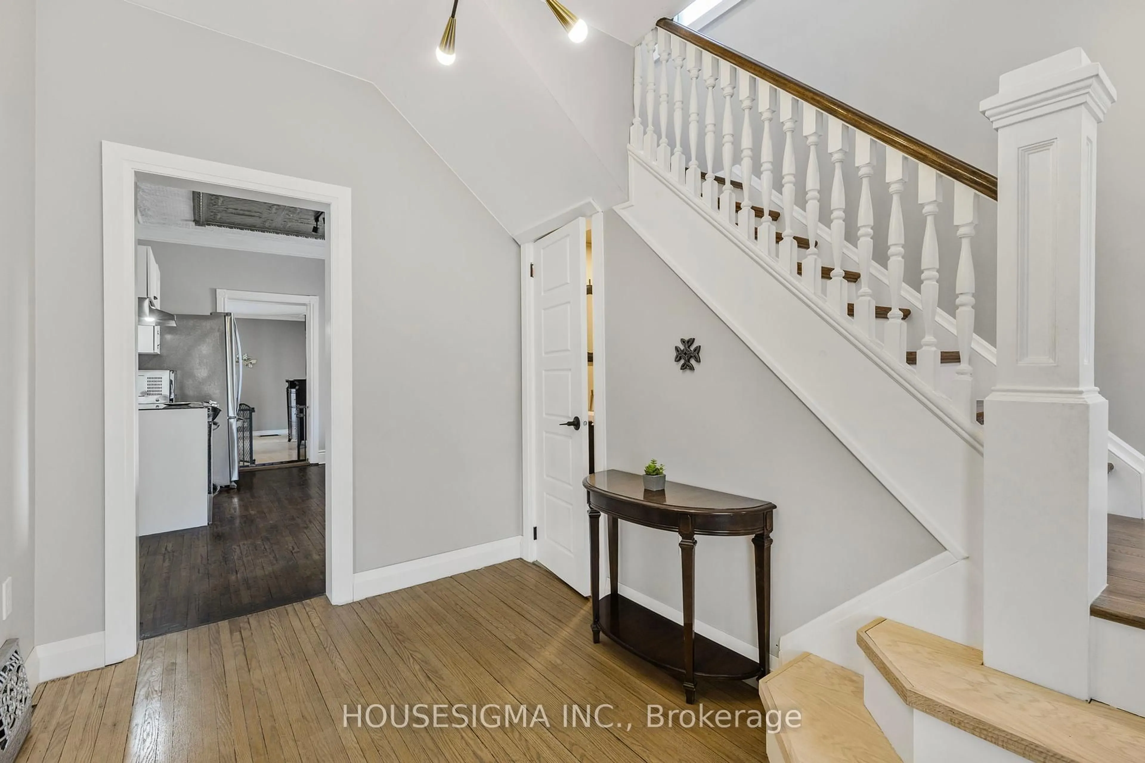 Indoor entryway for 452 Hannah St, Midland Ontario L4R 2G7