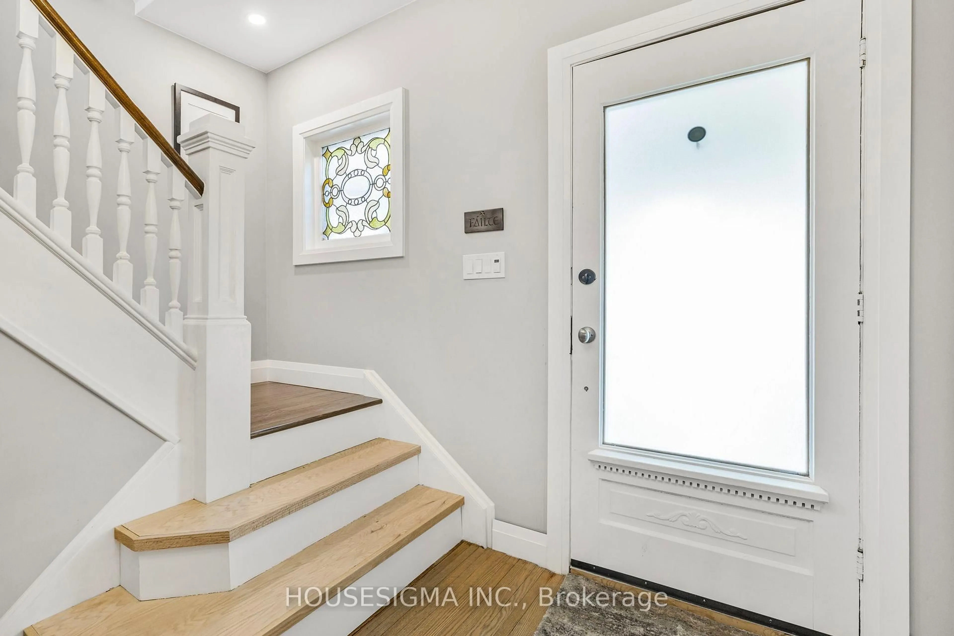 Indoor entryway for 452 Hannah St, Midland Ontario L4R 2G7