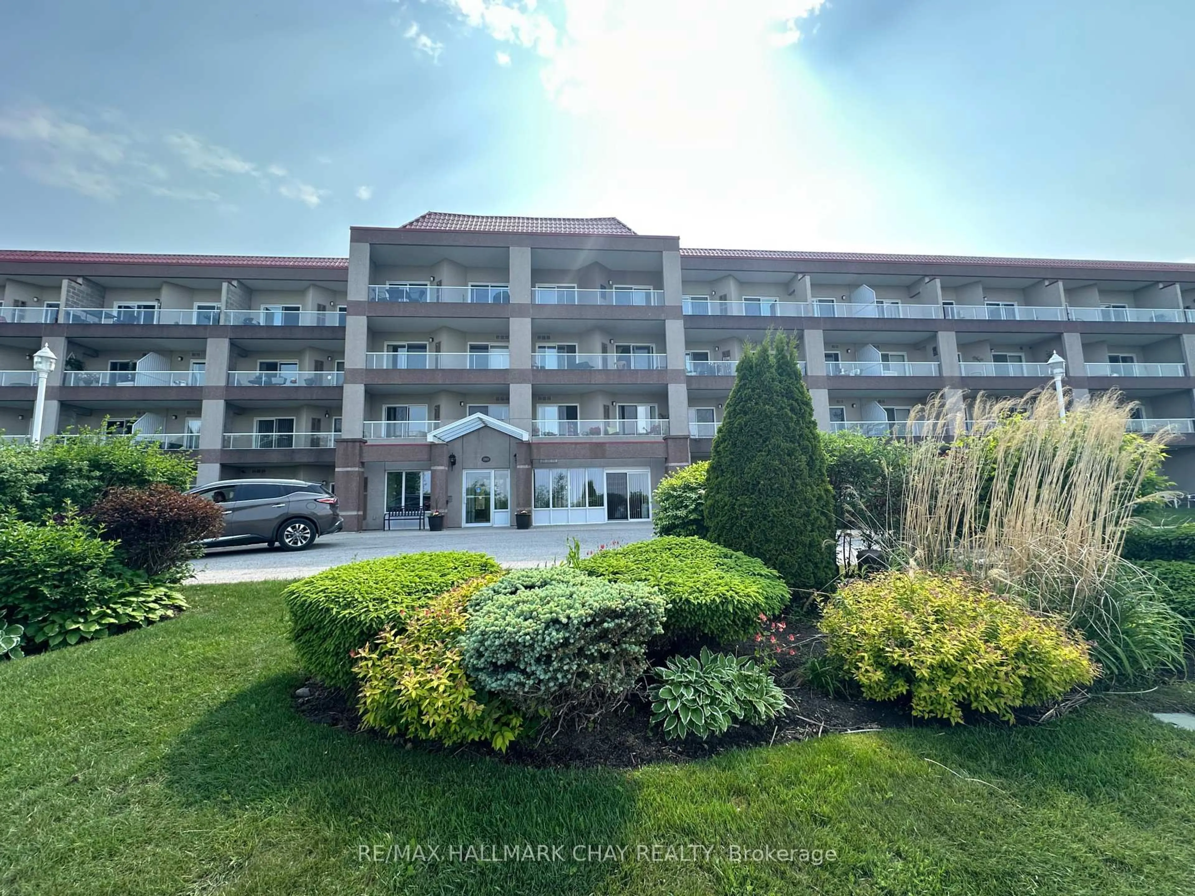 A pic from outside/outdoor area/front of a property/back of a property/a pic from drone, unknown for 280 Aberdeen Blvd #403-PH3, Midland Ontario L4R 5N4