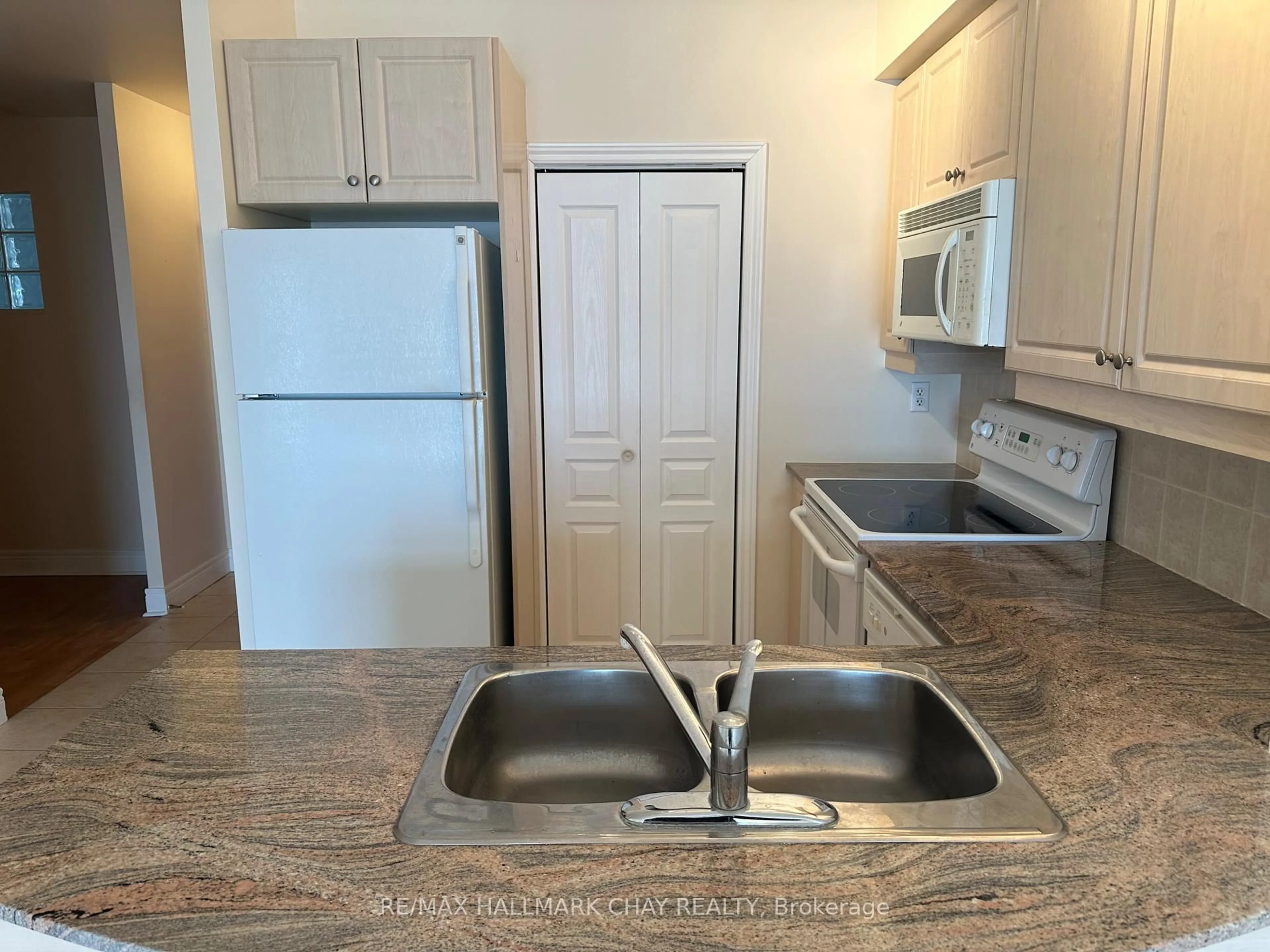 Standard kitchen, unknown for 280 Aberdeen Blvd #403-PH3, Midland Ontario L4R 5N4