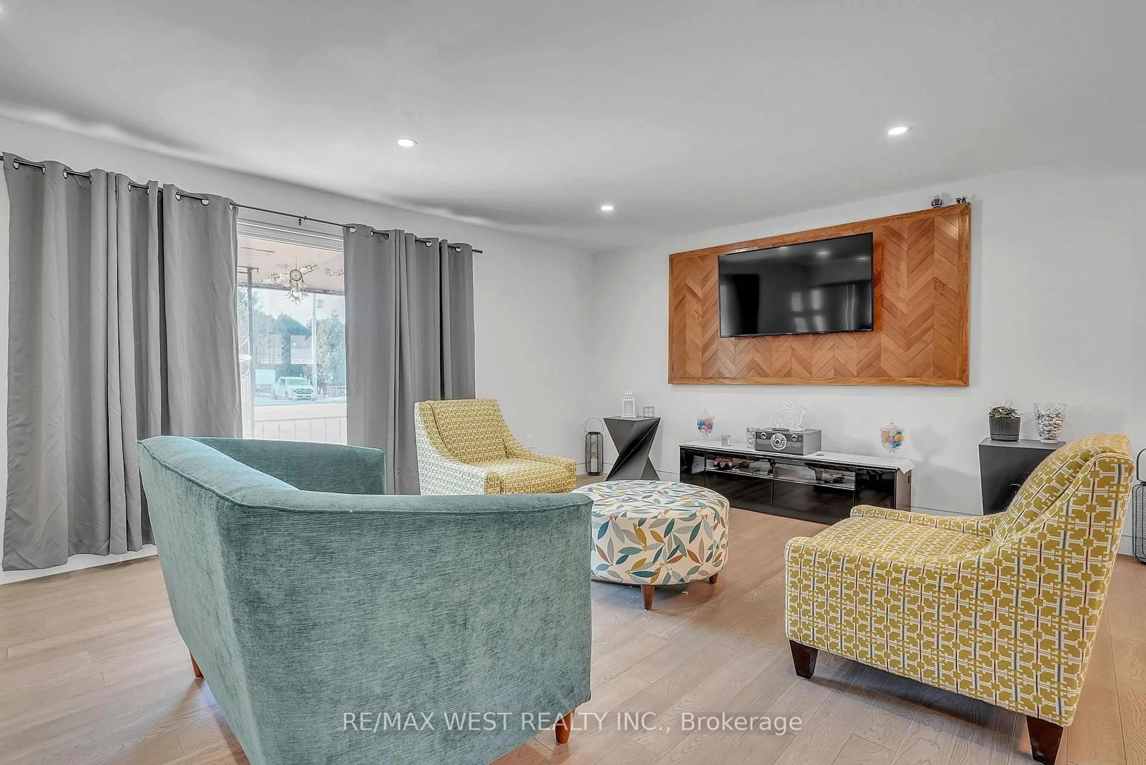 Living room with furniture, unknown for 6098 Vasey Rd, Springwater Ontario L0L 1P0