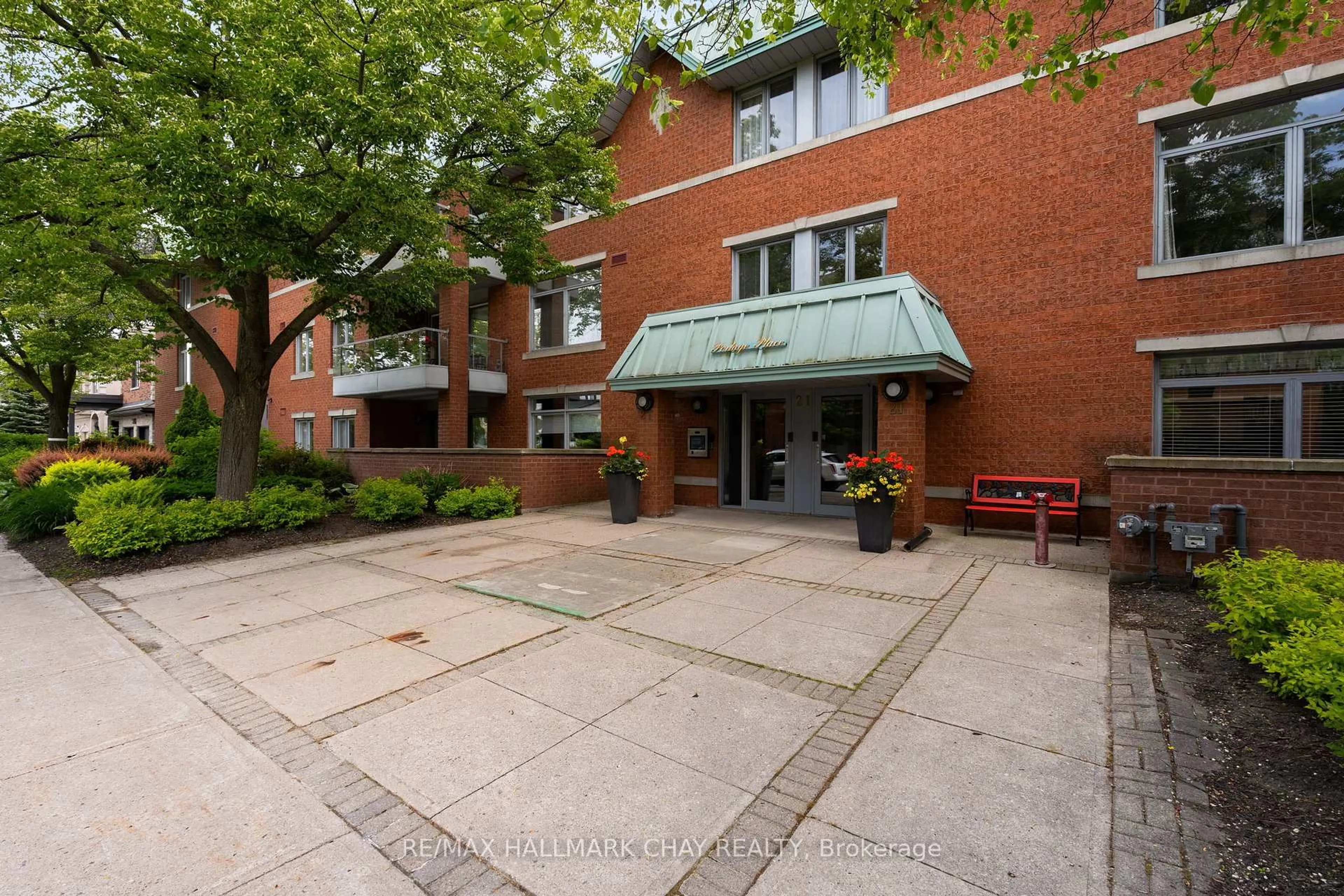 Patio, unknown for 21 Kempenfelt Dr #104, Barrie Ontario L4M 1B8