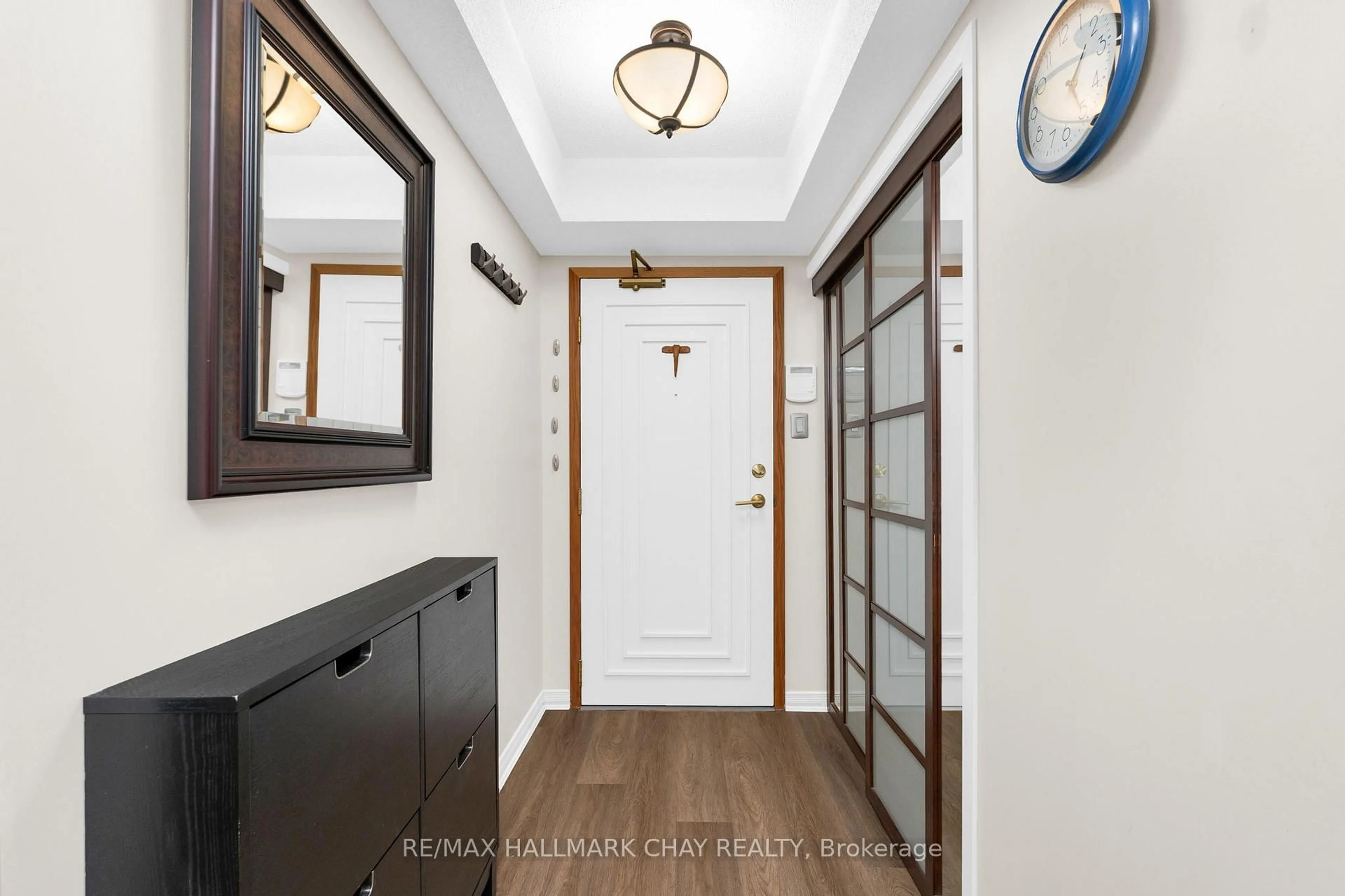 Indoor entryway for 21 Kempenfelt Dr #104, Barrie Ontario L4M 1B8