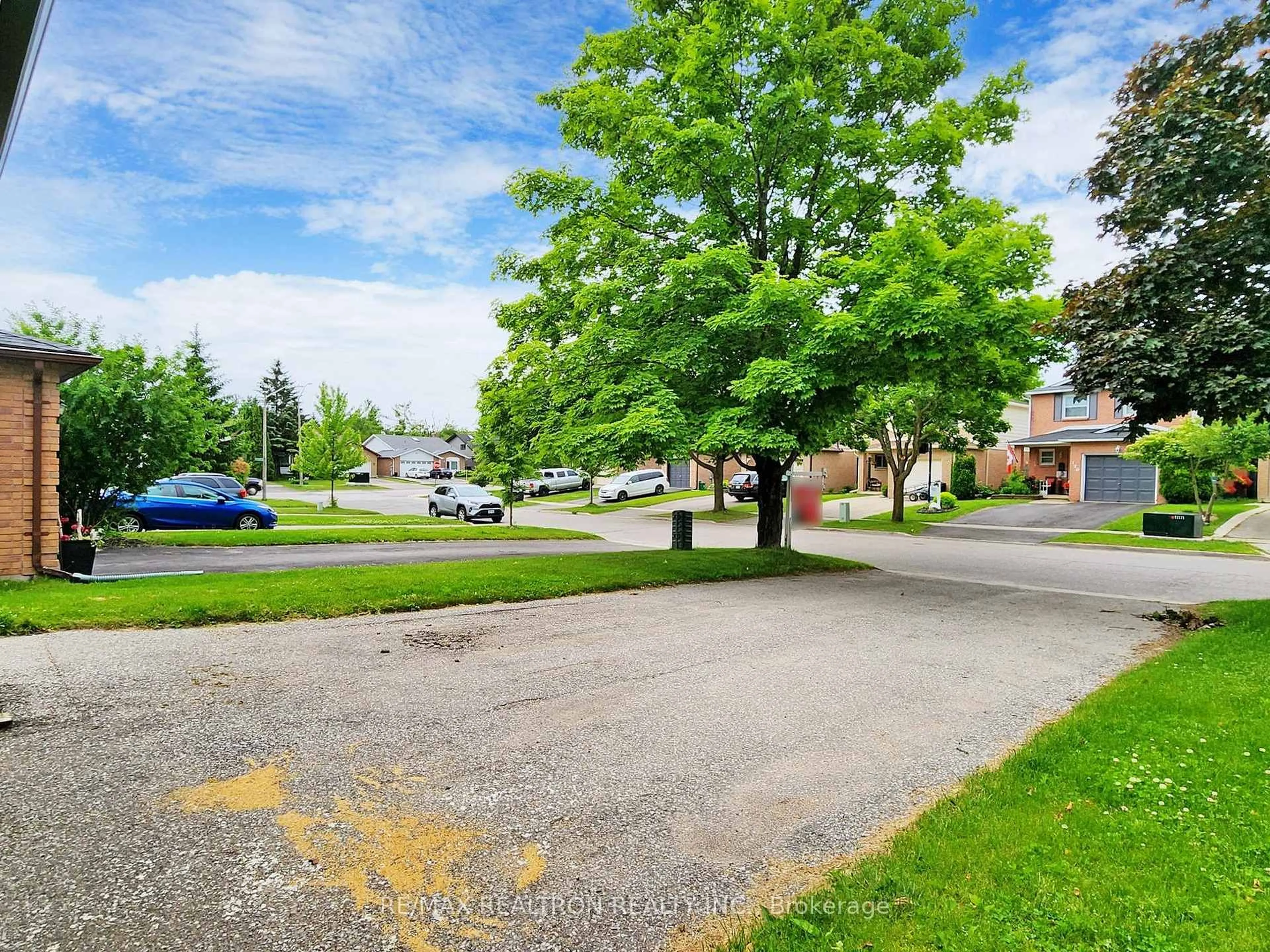 A pic from outside/outdoor area/front of a property/back of a property/a pic from drone, street for 119 Garden Dr, Barrie Ontario L4N 5T9
