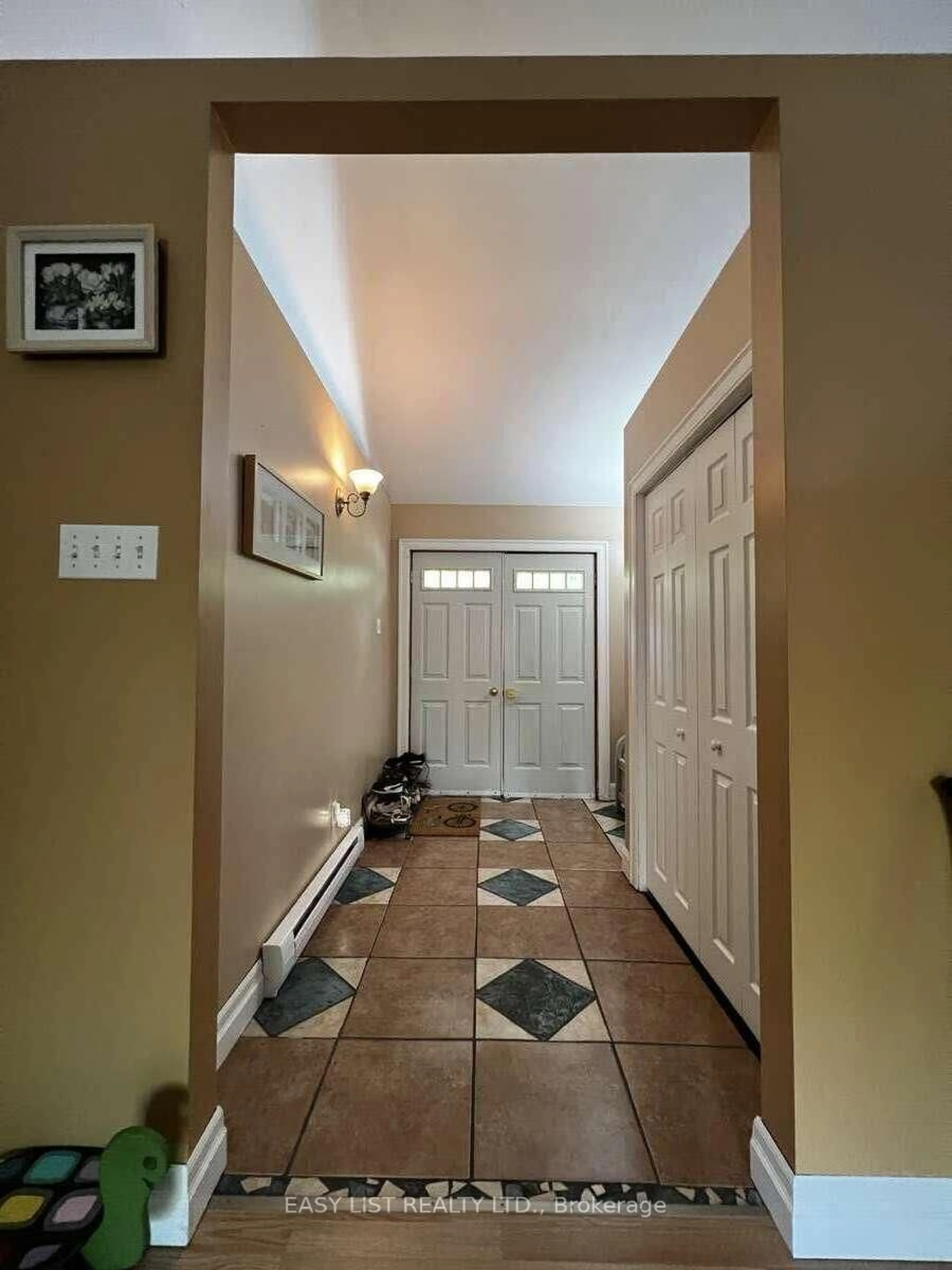 Indoor entryway for 2135 Champlain Rd, Tiny Ontario L9M 0B1