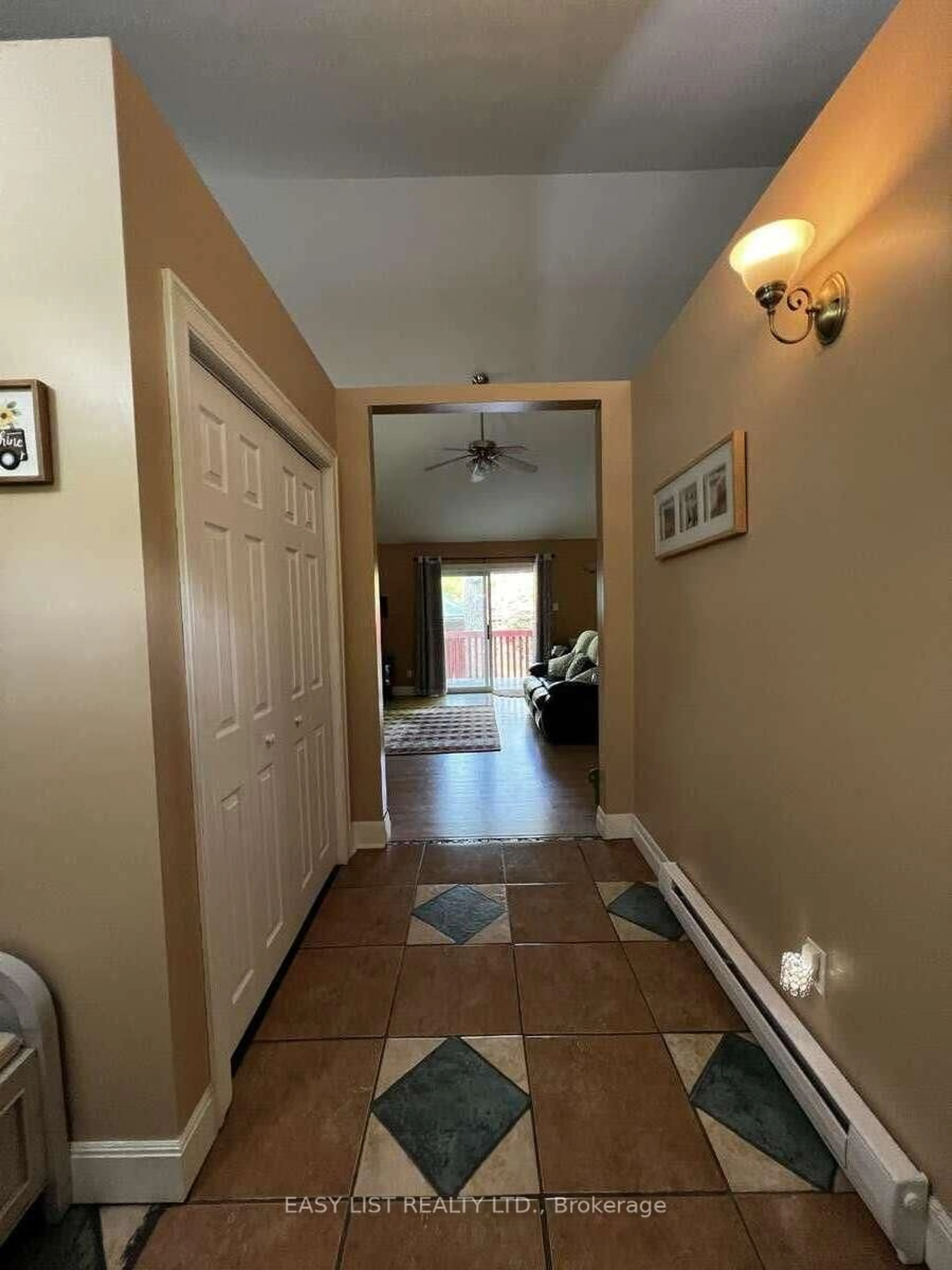 Indoor entryway for 2135 Champlain Rd, Tiny Ontario L9M 0B1